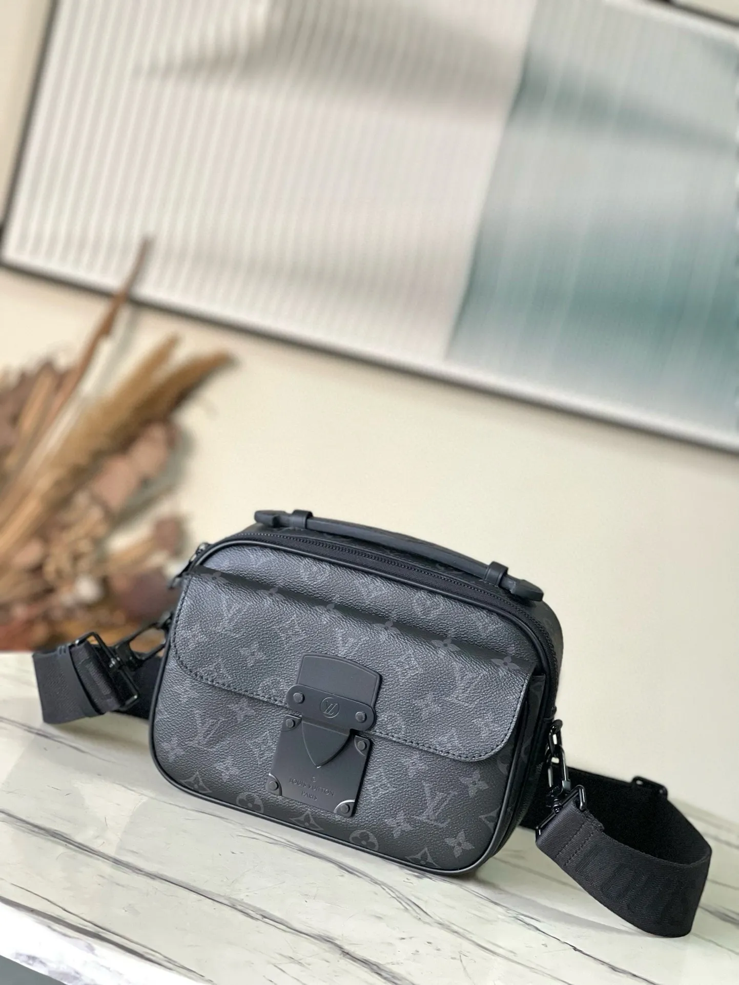 💰960 Top Original M45806 Black Flower This S Lock messenger bag is made of Monogram Macassar canvas, and the new lock is inspired by the hard box lock designed by Georges Vuitton in 1886. Special finishing techniques give this magnetic metal lock an eye-catching, modern look. Equipped with a spacious zippered compartment, trunk-style leather handles and logo shoulder strap, it is stylish and easy to use. Dimensions: 22 x 18 x 8 cm