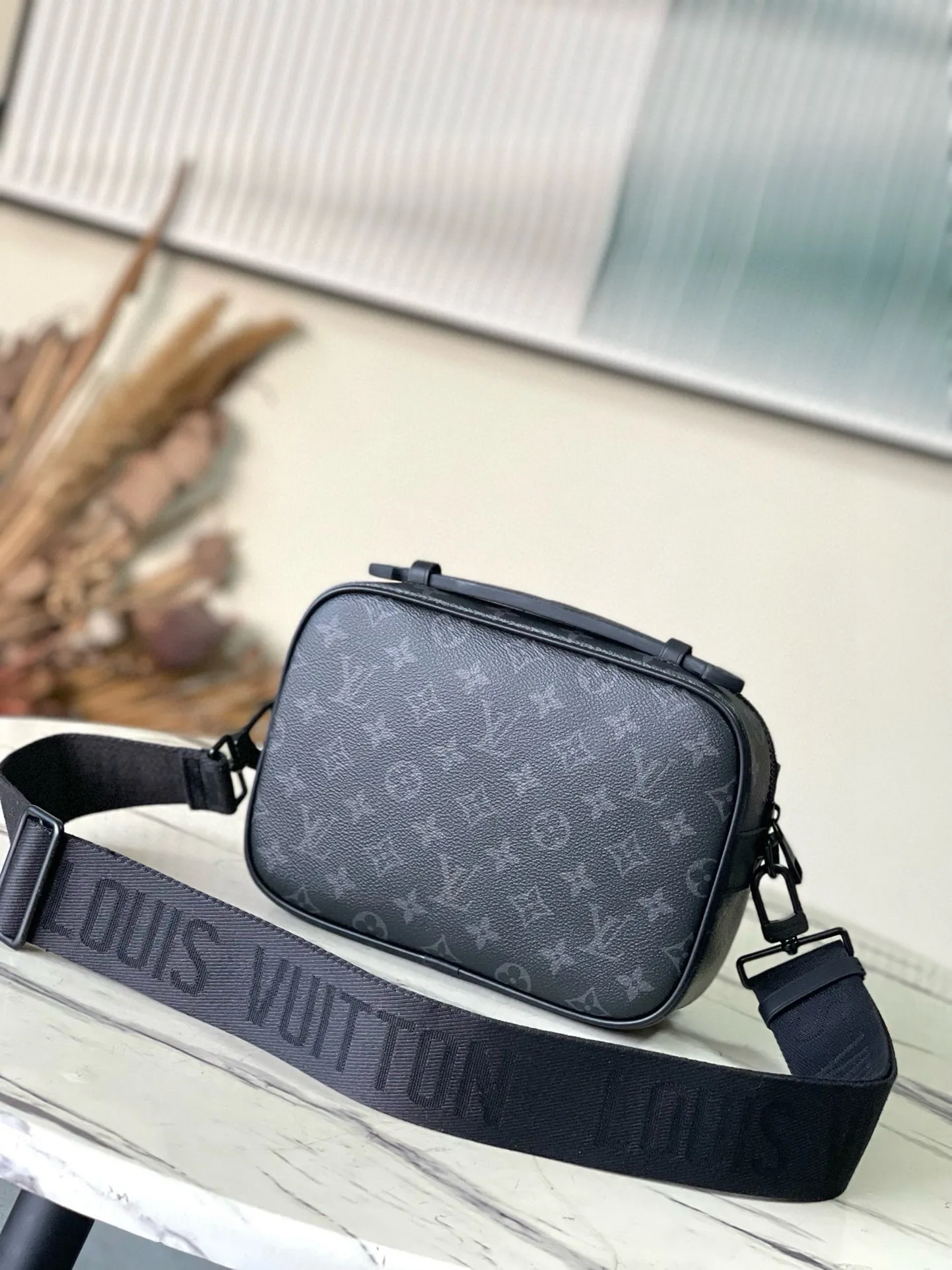 💰960 Top Original M45806 Black Flower This S Lock messenger bag is made of Monogram Macassar canvas, and the new lock is inspired by the hard box lock designed by Georges Vuitton in 1886. Special finishing techniques give this magnetic metal lock an eye-catching, modern look. Equipped with a spacious zippered compartment, trunk-style leather handles and logo shoulder strap, it is stylish and easy to use. Dimensions: 22 x 18 x 8 cm