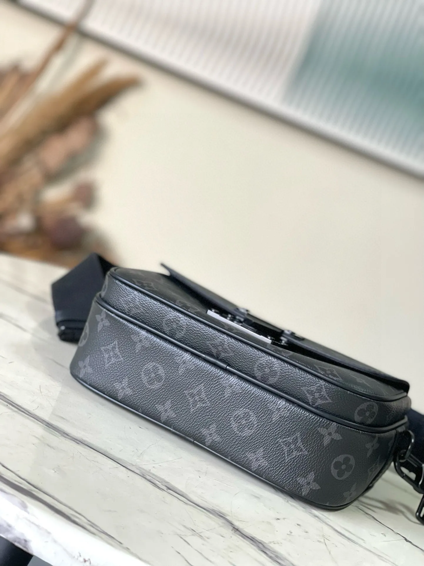 💰960 Top Original M45806 Black Flower This S Lock messenger bag is made of Monogram Macassar canvas, and the new lock is inspired by the hard box lock designed by Georges Vuitton in 1886. Special finishing techniques give this magnetic metal lock an eye-catching, modern look. Equipped with a spacious zippered compartment, trunk-style leather handles and logo shoulder strap, it is stylish and easy to use. Dimensions: 22 x 18 x 8 cm