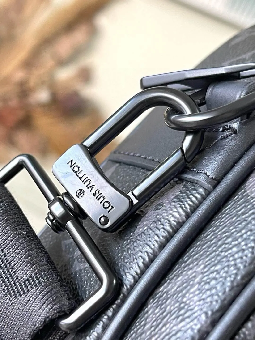 💰960 Top Original M45806 Black Flower This S Lock messenger bag is made of Monogram Macassar canvas, and the new lock is inspired by the hard box lock designed by Georges Vuitton in 1886. Special finishing techniques give this magnetic metal lock an eye-catching, modern look. Equipped with a spacious zippered compartment, trunk-style leather handles and logo shoulder strap, it is stylish and easy to use. Dimensions: 22 x 18 x 8 cm