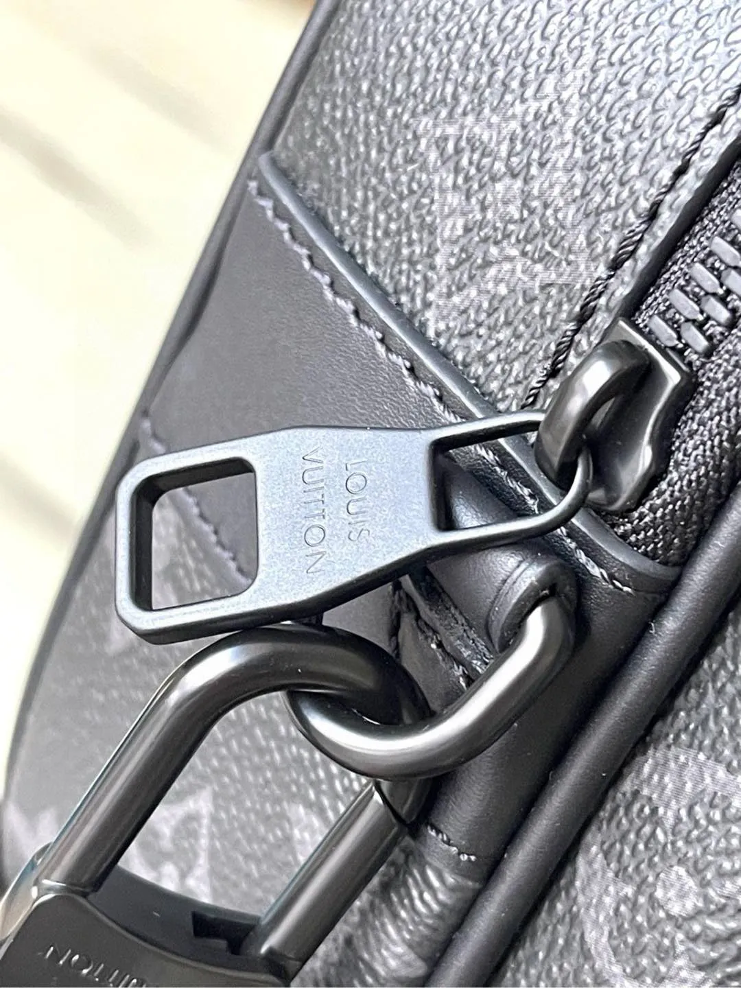 💰960 Top Original M45806 Black Flower This S Lock messenger bag is made of Monogram Macassar canvas, and the new lock is inspired by the hard box lock designed by Georges Vuitton in 1886. Special finishing techniques give this magnetic metal lock an eye-catching, modern look. Equipped with a spacious zippered compartment, trunk-style leather handles and logo shoulder strap, it is stylish and easy to use. Dimensions: 22 x 18 x 8 cm