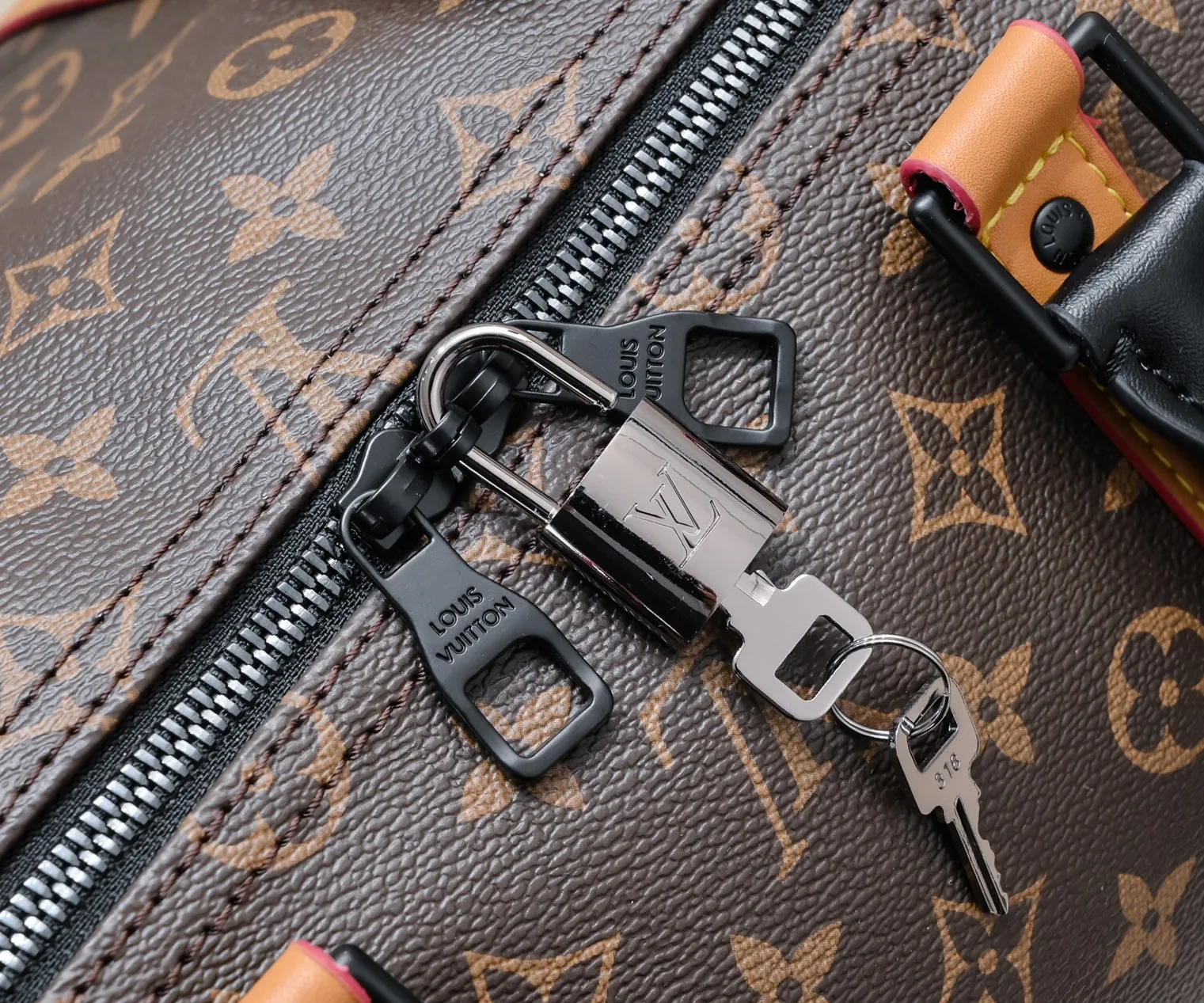 ¥460💰 Exclusive real shot-upgraded version ‼ ️M46703 M41416 This Keepall Bandoulière 45 travel bag introduces classic heritage with Monogram Macassar coated canvas. Side straps are cut out of contrasting leather, leather handles and hardware at the top add a calming touch, and the detachable and adjustable fabric shoulder strap is woven with the Louis Vuitton logo. Size: 45.27.20