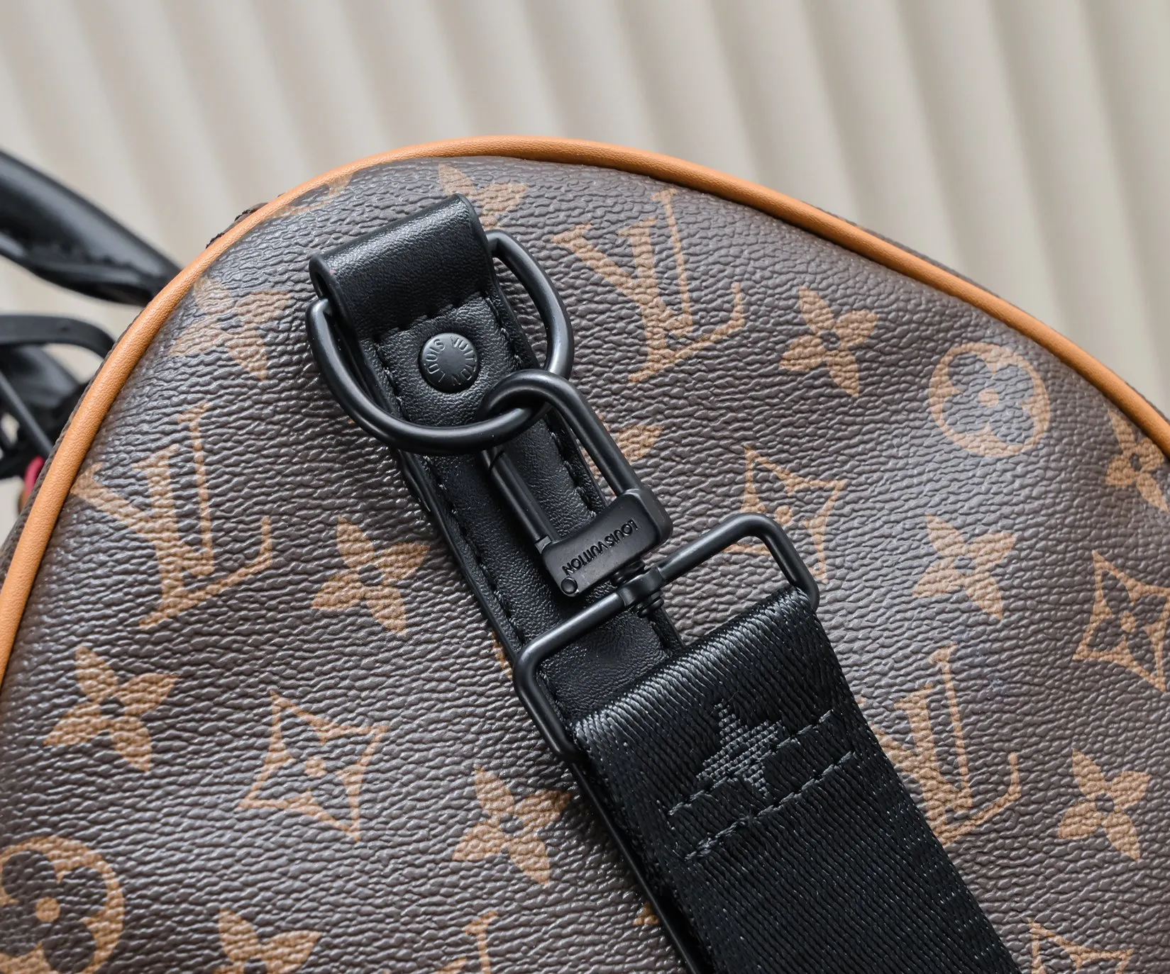 ¥460💰 Exclusive real shot-upgraded version ‼ ️M46703 M41416 This Keepall Bandoulière 45 travel bag introduces classic heritage with Monogram Macassar coated canvas. Side straps are cut out of contrasting leather, leather handles and hardware at the top add a calming touch, and the detachable and adjustable fabric shoulder strap is woven with the Louis Vuitton logo. Size: 45.27.20