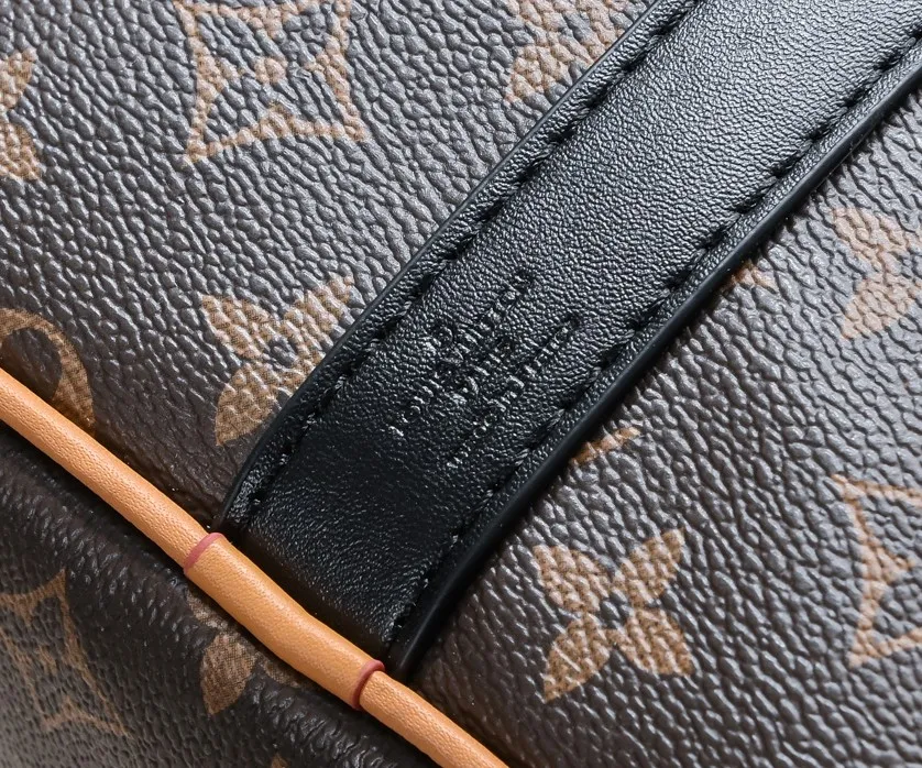 ¥460💰 Exclusive real shot-upgraded version ‼ ️M46703 M41416 This Keepall Bandoulière 45 travel bag introduces classic heritage with Monogram Macassar coated canvas. Side straps are cut out of contrasting leather, leather handles and hardware at the top add a calming touch, and the detachable and adjustable fabric shoulder strap is woven with the Louis Vuitton logo. Size: 45.27.20