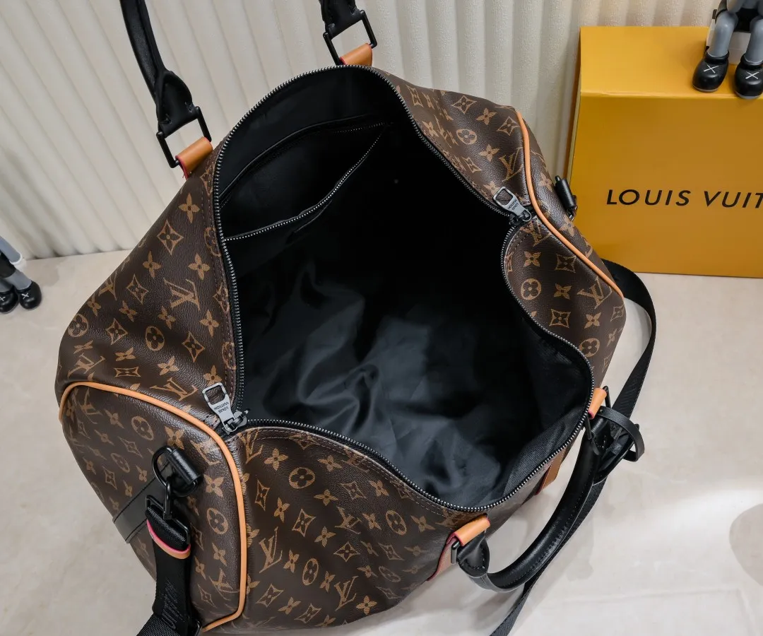 ¥460💰 Exclusive real shot-upgraded version ‼ ️M46703 M41416 This Keepall Bandoulière 45 travel bag introduces classic heritage with Monogram Macassar coated canvas. Side straps are cut out of contrasting leather, leather handles and hardware at the top add a calming touch, and the detachable and adjustable fabric shoulder strap is woven with the Louis Vuitton logo. Size: 45.27.20