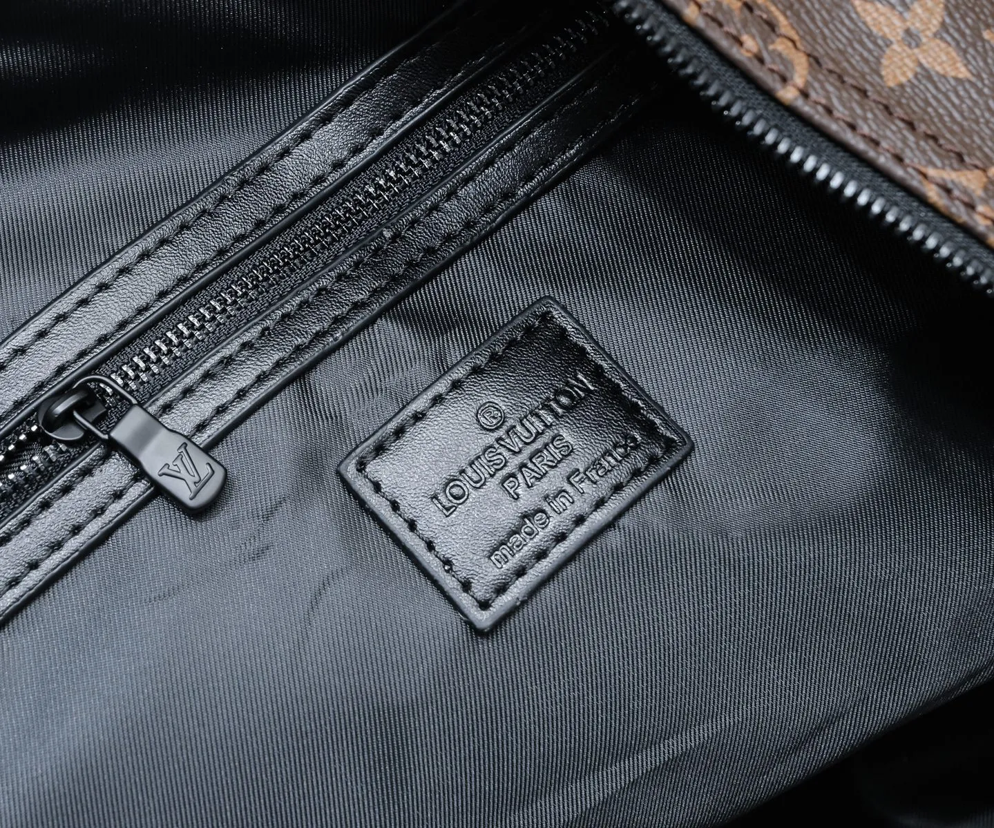 ¥460💰 Exclusive real shot-upgraded version ‼ ️M46703 M41416 This Keepall Bandoulière 45 travel bag introduces classic heritage with Monogram Macassar coated canvas. Side straps are cut out of contrasting leather, leather handles and hardware at the top add a calming touch, and the detachable and adjustable fabric shoulder strap is woven with the Louis Vuitton logo. Size: 45.27.20