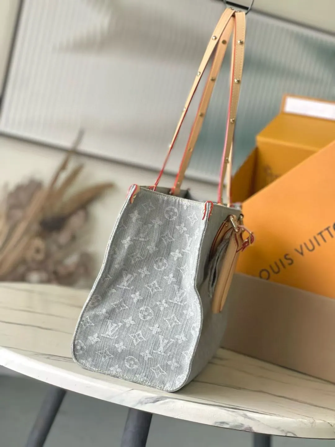 💰1220 Top original order M13189 Gray Denim Square Bag Series Onthego Medium Handbag Blue (denim denim) This Onthego medium handbag is made of sand-washed Monogram jacquard denim with a new look, with leather trim and contrasting stitching. The ample capacity meets business or leisure needs, and the exquisite handle and long shoulder strap unlock multiple carrying methods. Dimensions 35.0 x 27.0 x 14.0 cm
