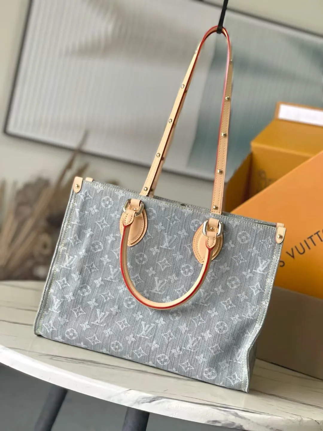 💰1220 Top original order M13189 Gray Denim Square Bag Series Onthego Medium Handbag Blue (denim denim) This Onthego medium handbag is made of sand-washed Monogram jacquard denim with a new look, with leather trim and contrasting stitching. The ample capacity meets business or leisure needs, and the exquisite handle and long shoulder strap unlock multiple carrying methods. Dimensions 35.0 x 27.0 x 14.0 cm