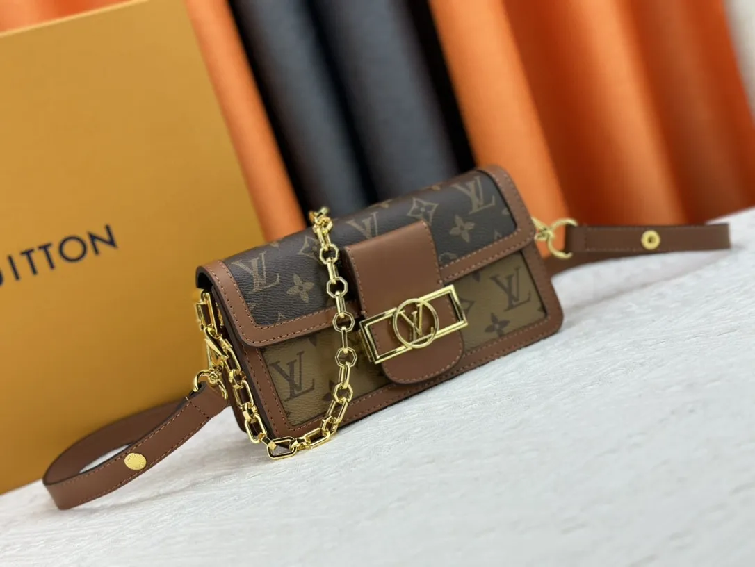 P280 Upgraded version M46757 Dauphine mini Dauphine East West handbag combines classic Monogram and Monogram Reverse canvas, with a slender configuration built in the brand's signature character, cleverly echoing the rectangular outline of the Dauphine LV lock. Use the detachable leather shoulder strap and chain to switch between carrying styles. 21 x 12 x 5 cm (length x height x width)