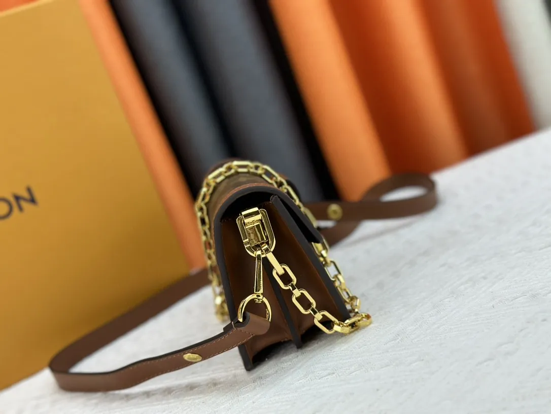 P280 Upgraded version M46757 Dauphine mini Dauphine East West handbag combines classic Monogram and Monogram Reverse canvas, with a slender configuration built in the brand's signature character, cleverly echoing the rectangular outline of the Dauphine LV lock. Use the detachable leather shoulder strap and chain to switch between carrying styles. 21 x 12 x 5 cm (length x height x width)