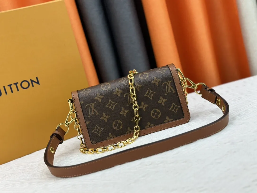 P280 Upgraded version M46757 Dauphine mini Dauphine East West handbag combines classic Monogram and Monogram Reverse canvas, with a slender configuration built in the brand's signature character, cleverly echoing the rectangular outline of the Dauphine LV lock. Use the detachable leather shoulder strap and chain to switch between carrying styles. 21 x 12 x 5 cm (length x height x width)