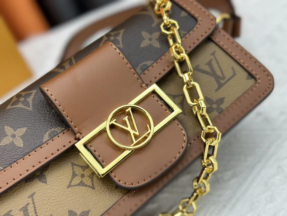 P280 Upgraded version M46757 Dauphine mini Dauphine East West handbag combines classic Monogram and Monogram Reverse canvas, with a slender configuration built in the brand's signature character, cleverly echoing the rectangular outline of the Dauphine LV lock. Use the detachable leather shoulder strap and chain to switch between carrying styles. 21 x 12 x 5 cm (length x height x width)