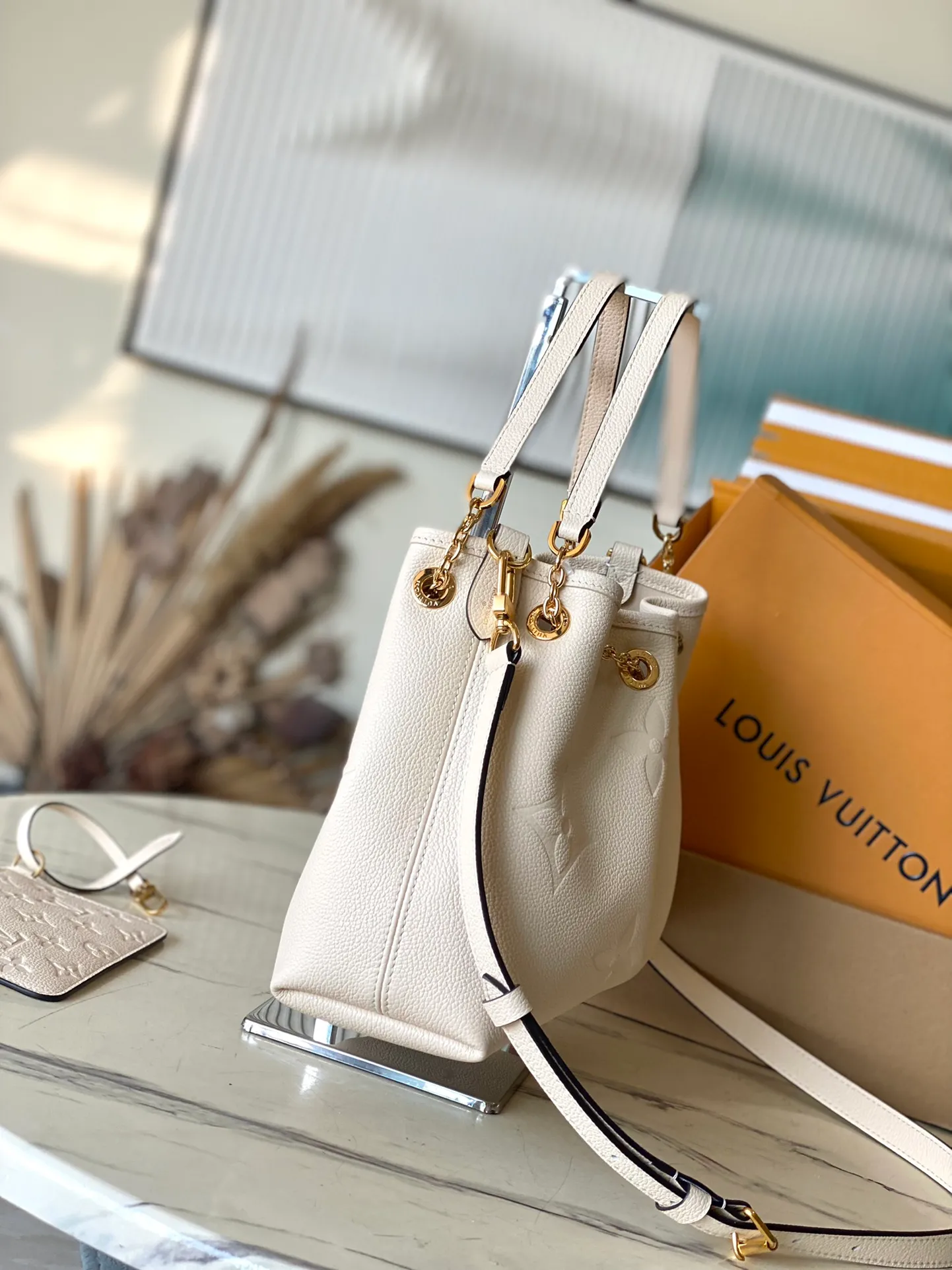 💰1260 (first-grain leather) top quality original item M25452 This Summer Bundle handbag is from the Dégradé series. The new drawstring design adds to the summer atmosphere. The Monogram Empreinte embossed leather bag features a gradient tone to brighten any seasonal look. The double handles and detachable cross-body strap provide a variety of stylish carrying options, making it a great companion for travel day and night. Detailed features: 28 x 20 x 11.5 cm (length x height x width)