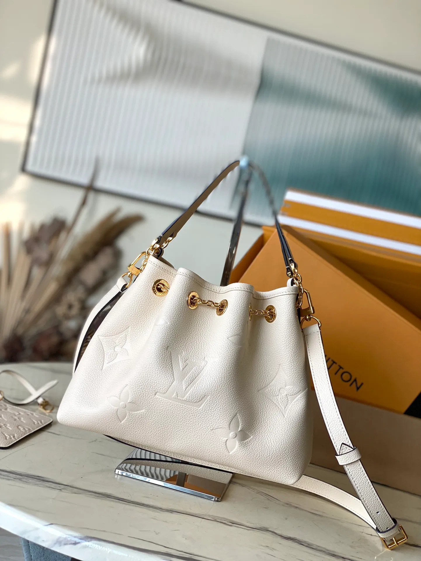 💰1260 (first-grain leather) top quality original item M25452 This Summer Bundle handbag is from the Dégradé series. The new drawstring design adds to the summer atmosphere. The Monogram Empreinte embossed leather bag features a gradient tone to brighten any seasonal look. The double handles and detachable cross-body strap provide a variety of stylish carrying options, making it a great companion for travel day and night. Detailed features: 28 x 20 x 11.5 cm (length x height x width)
