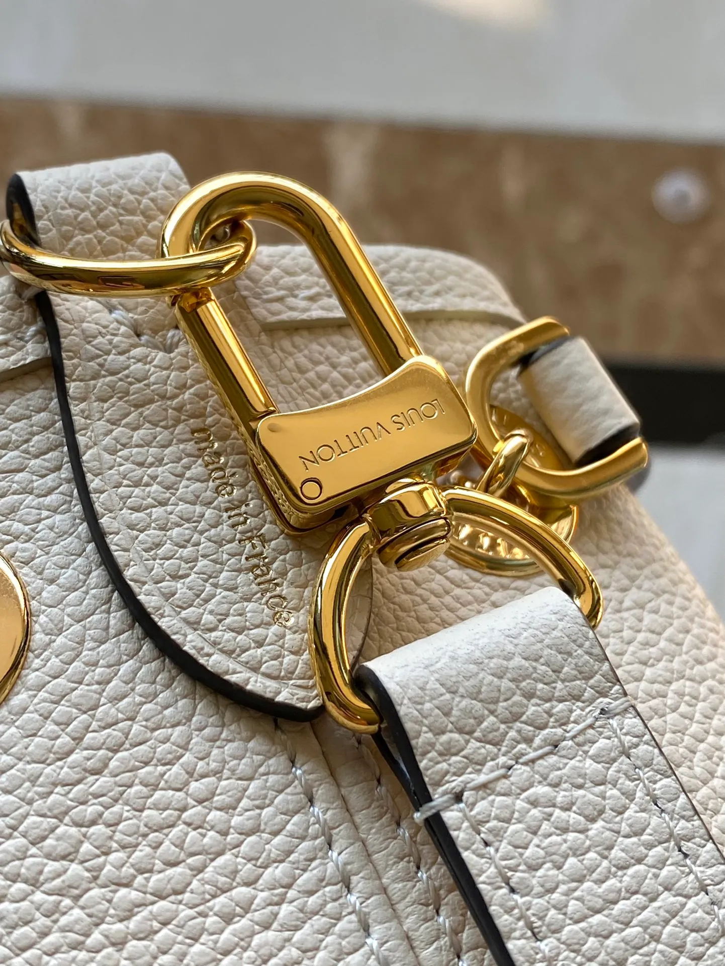 💰1260 (first-grain leather) top quality original item M25452 This Summer Bundle handbag is from the Dégradé series. The new drawstring design adds to the summer atmosphere. The Monogram Empreinte embossed leather bag features a gradient tone to brighten any seasonal look. The double handles and detachable cross-body strap provide a variety of stylish carrying options, making it a great companion for travel day and night. Detailed features: 28 x 20 x 11.5 cm (length x height x width)