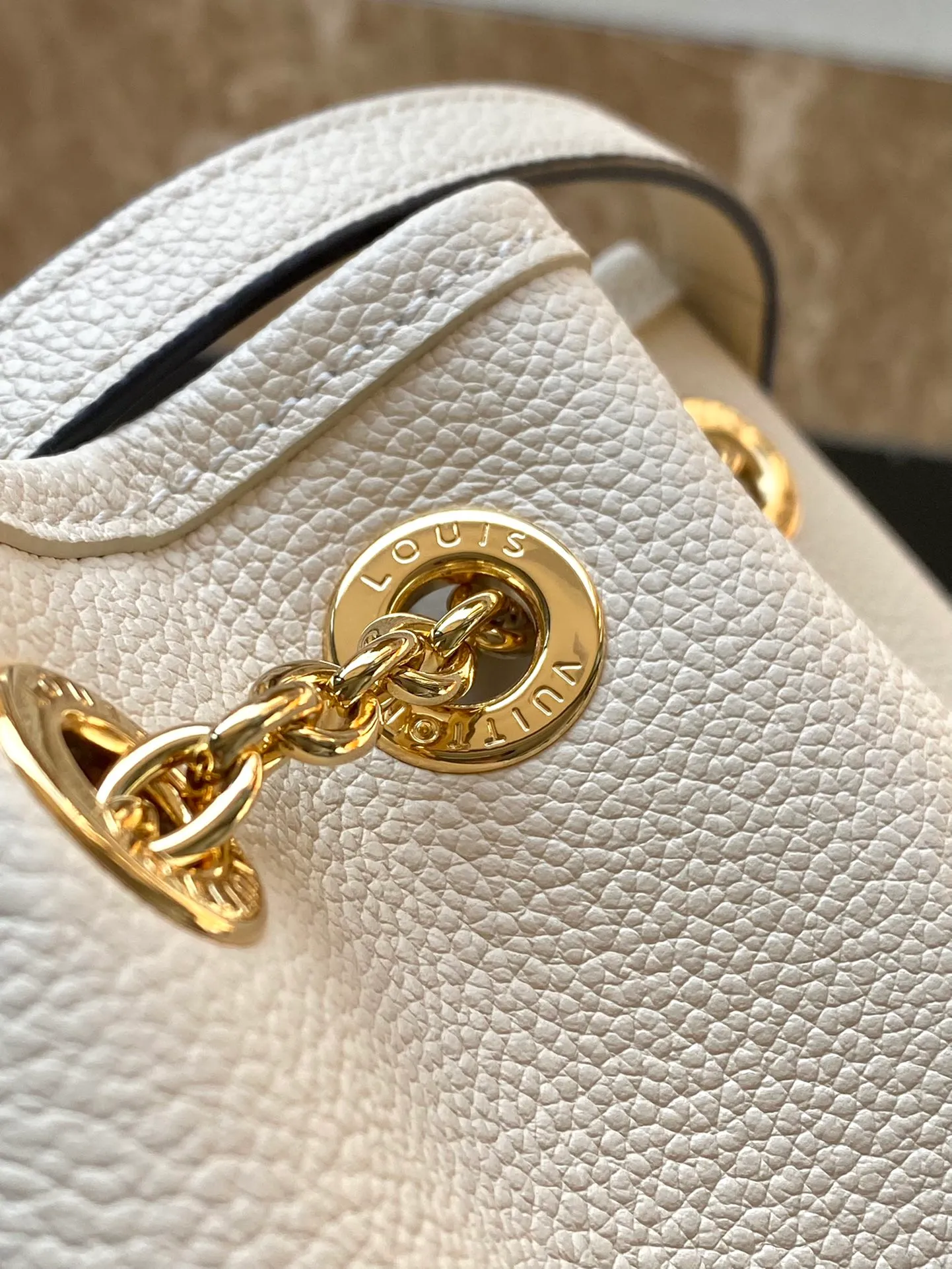 💰1260 (first-grain leather) top quality original item M25452 This Summer Bundle handbag is from the Dégradé series. The new drawstring design adds to the summer atmosphere. The Monogram Empreinte embossed leather bag features a gradient tone to brighten any seasonal look. The double handles and detachable cross-body strap provide a variety of stylish carrying options, making it a great companion for travel day and night. Detailed features: 28 x 20 x 11.5 cm (length x height x width)