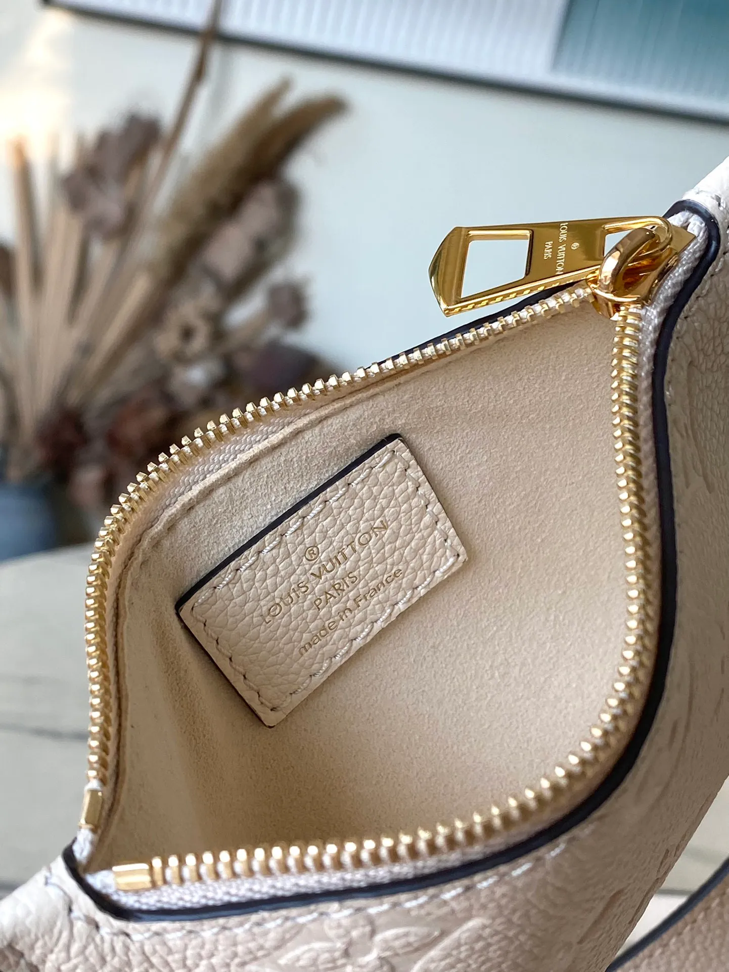 💰1260 (first-grain leather) top quality original item M25452 This Summer Bundle handbag is from the Dégradé series. The new drawstring design adds to the summer atmosphere. The Monogram Empreinte embossed leather bag features a gradient tone to brighten any seasonal look. The double handles and detachable cross-body strap provide a variety of stylish carrying options, making it a great companion for travel day and night. Detailed features: 28 x 20 x 11.5 cm (length x height x width)