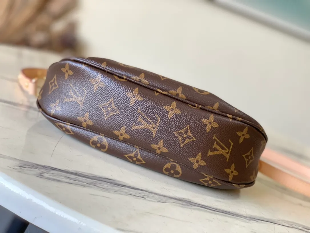 💰960 Top Original Order M13617 This Sunset handbag is made of classic Monogram coated canvas, adding an elegant and elegant option to the brand. Smooth leather trim and a signature buckle accentuate the retro style, and its compact construction makes it easy to store long wallets and other daily essentials. Comes with a leather shoulder strap for easy wear as a cross-body, shoulder or hand carry. Dimensions: 27 × 18 × 3 cm