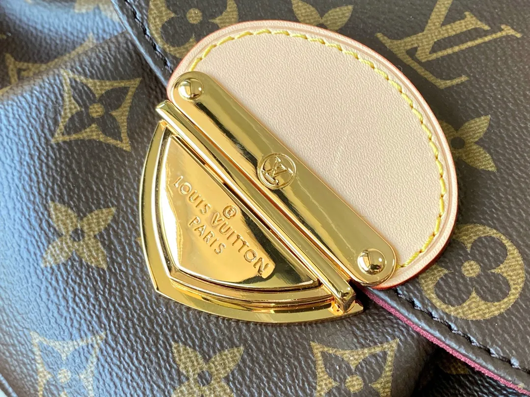 💰960 Top Original Order M13617 This Sunset handbag is made of classic Monogram coated canvas, adding an elegant and elegant option to the brand. Smooth leather trim and a signature buckle accentuate the retro style, and its compact construction makes it easy to store long wallets and other daily essentials. Comes with a leather shoulder strap for easy wear as a cross-body, shoulder or hand carry. Dimensions: 27 × 18 × 3 cm