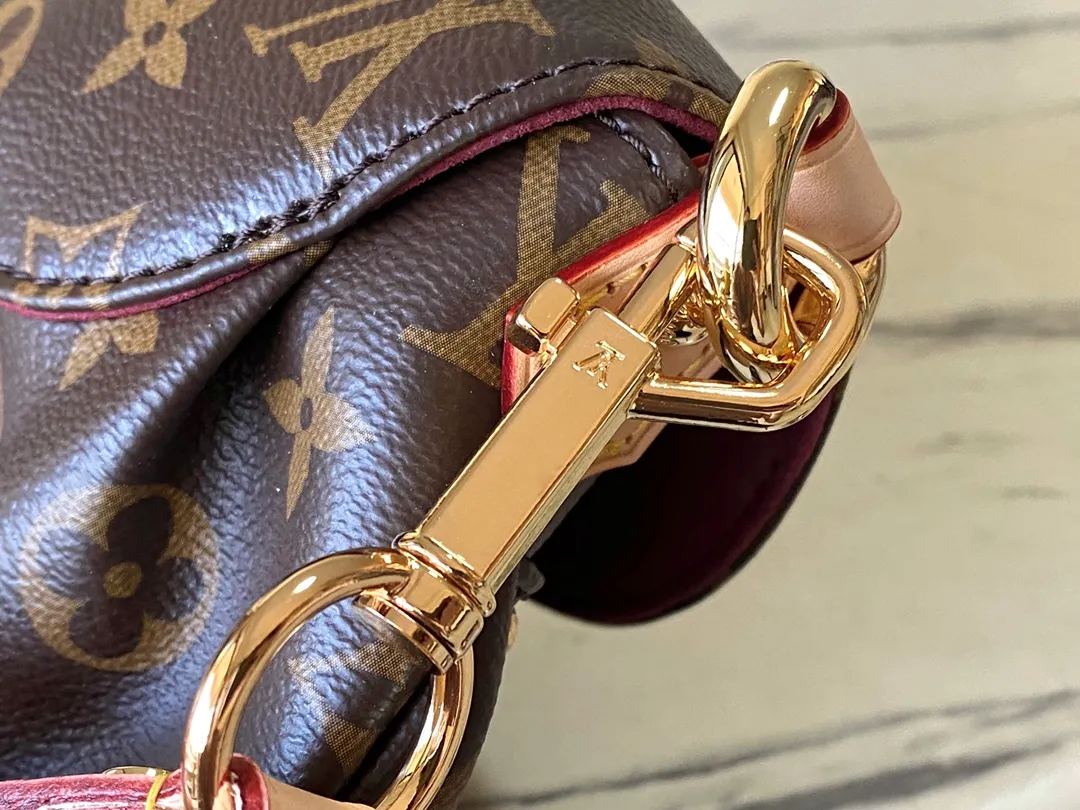 💰960 Top Original Order M13617 This Sunset handbag is made of classic Monogram coated canvas, adding an elegant and elegant option to the brand. Smooth leather trim and a signature buckle accentuate the retro style, and its compact construction makes it easy to store long wallets and other daily essentials. Comes with a leather shoulder strap for easy wear as a cross-body, shoulder or hand carry. Dimensions: 27 × 18 × 3 cm