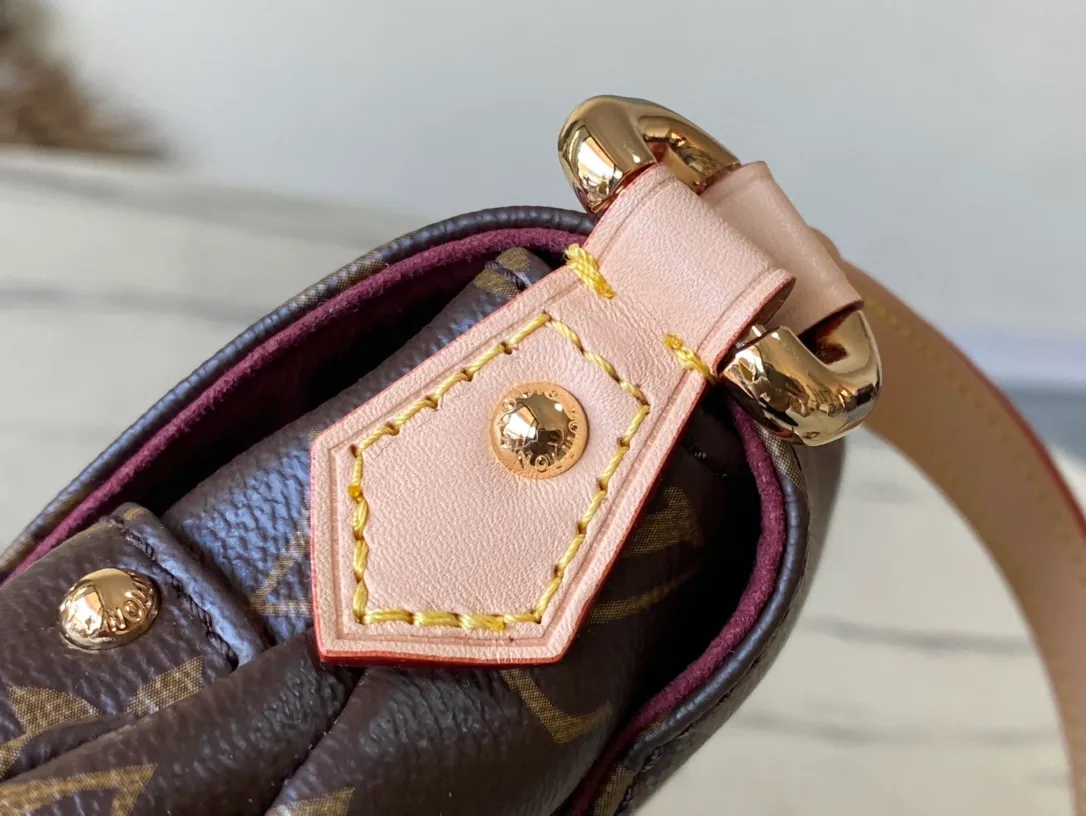 💰960 Top Original Order M13617 This Sunset handbag is made of classic Monogram coated canvas, adding an elegant and elegant option to the brand. Smooth leather trim and a signature buckle accentuate the retro style, and its compact construction makes it easy to store long wallets and other daily essentials. Comes with a leather shoulder strap for easy wear as a cross-body, shoulder or hand carry. Dimensions: 27 × 18 × 3 cm