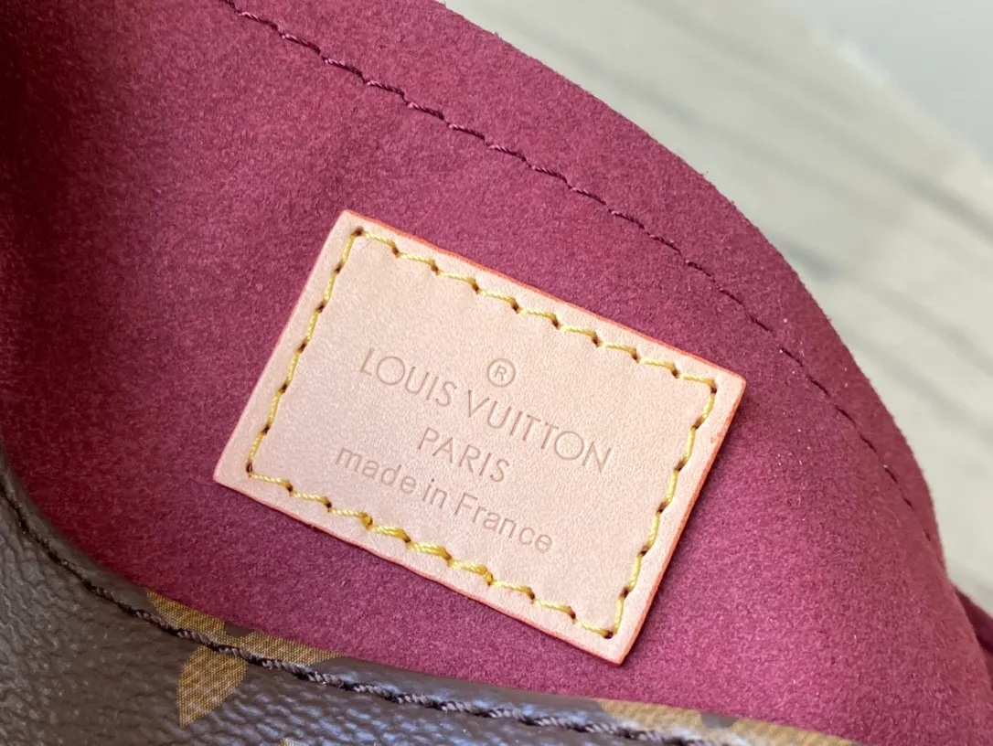 💰960 Top Original Order M13617 This Sunset handbag is made of classic Monogram coated canvas, adding an elegant and elegant option to the brand. Smooth leather trim and a signature buckle accentuate the retro style, and its compact construction makes it easy to store long wallets and other daily essentials. Comes with a leather shoulder strap for easy wear as a cross-body, shoulder or hand carry. Dimensions: 27 × 18 × 3 cm
