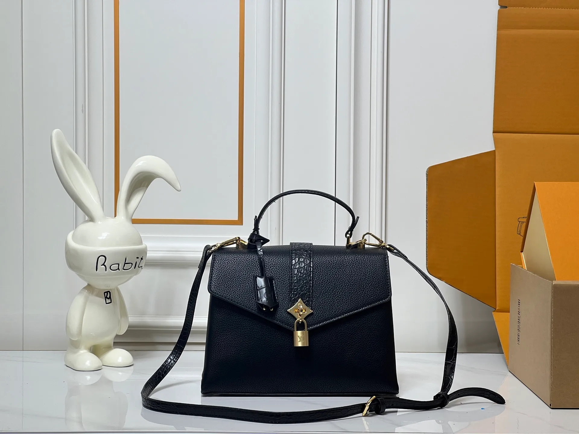 ¥300 80527 N82033.N98925 Crocodile black N98928.N80432 Crocodile pink N99017 Crocodile gray N84714 Himalayan N86012 black with crocodile Rose des Vents small handbag is made of smooth and grained calfskin to outline elegant lines, embellished with golden LV padlocks to shine. Clever use of the top handle and detachable and adjustable shoulder strap create an elegant elbow or practical cross-body style for everyday travel. Medium size Length 27 Width 11 Height 19