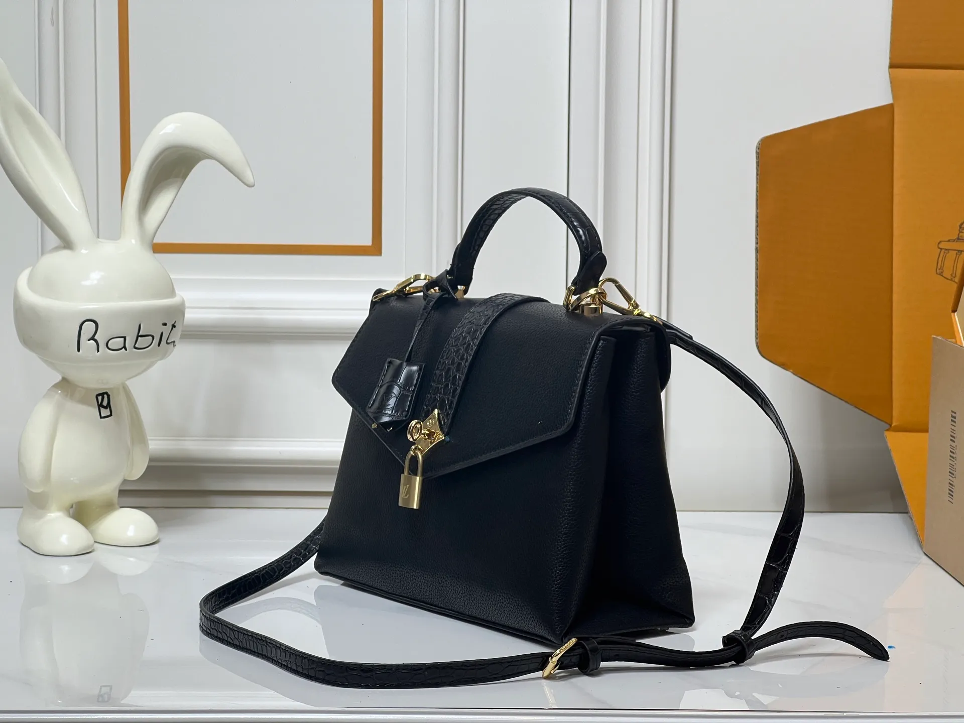¥300 80527 N82033.N98925 Crocodile black N98928.N80432 Crocodile pink N99017 Crocodile gray N84714 Himalayan N86012 black with crocodile Rose des Vents small handbag is made of smooth and grained calfskin to outline elegant lines, embellished with golden LV padlocks to shine. Clever use of the top handle and detachable and adjustable shoulder strap create an elegant elbow or practical cross-body style for everyday travel. Medium size Length 27 Width 11 Height 19
