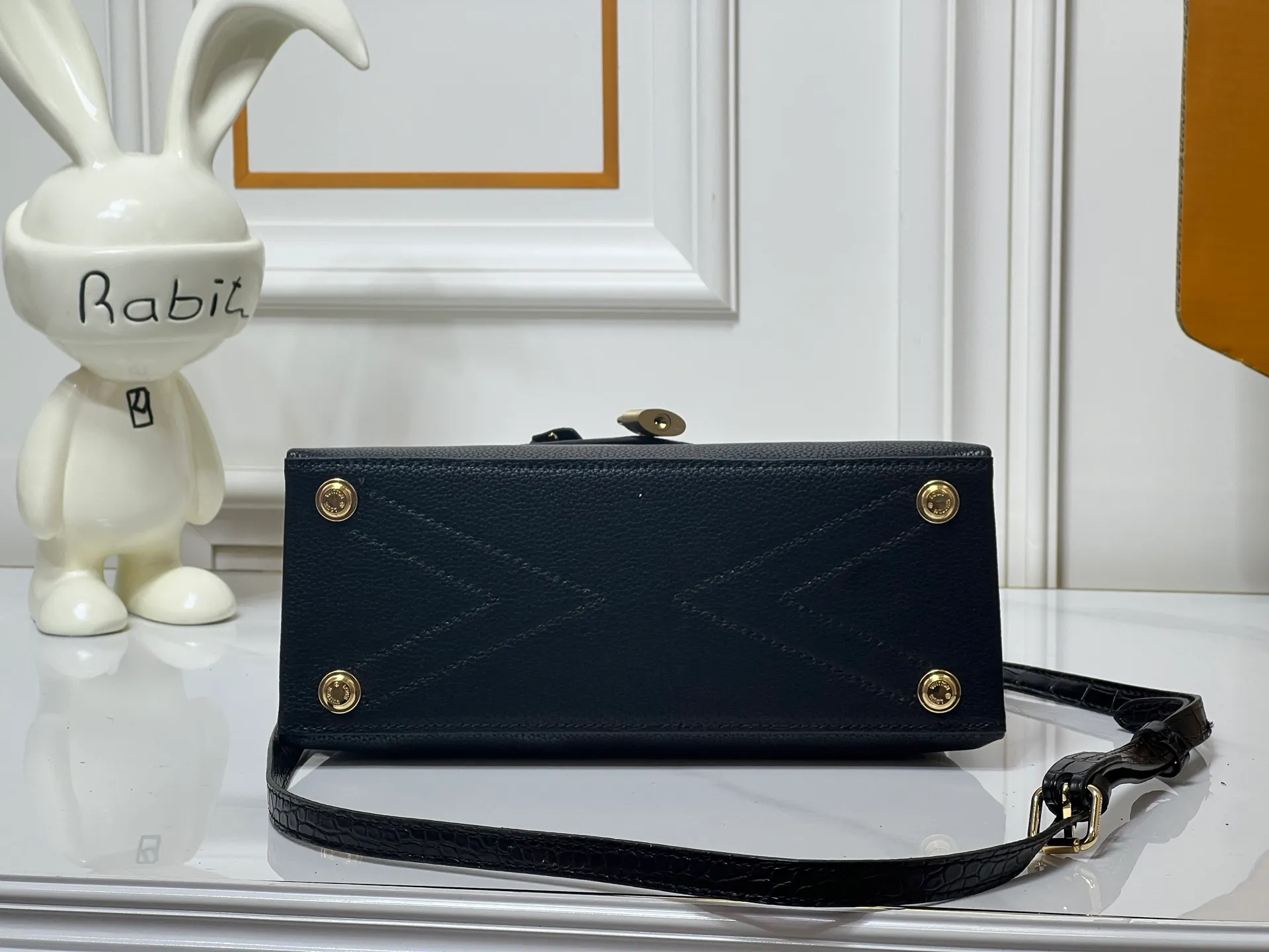 ¥300 80527 N82033.N98925 Crocodile black N98928.N80432 Crocodile pink N99017 Crocodile gray N84714 Himalayan N86012 black with crocodile Rose des Vents small handbag is made of smooth and grained calfskin to outline elegant lines, embellished with golden LV padlocks to shine. Clever use of the top handle and detachable and adjustable shoulder strap create an elegant elbow or practical cross-body style for everyday travel. Medium size Length 27 Width 11 Height 19
