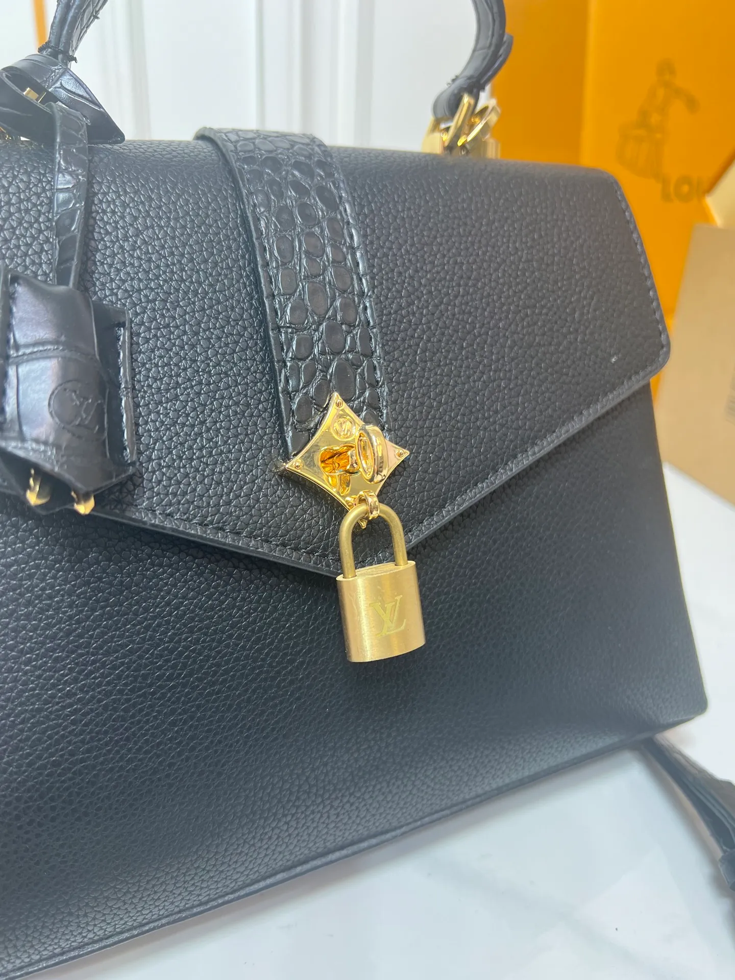 ¥300 80527 N82033.N98925 Crocodile black N98928.N80432 Crocodile pink N99017 Crocodile gray N84714 Himalayan N86012 black with crocodile Rose des Vents small handbag is made of smooth and grained calfskin to outline elegant lines, embellished with golden LV padlocks to shine. Clever use of the top handle and detachable and adjustable shoulder strap create an elegant elbow or practical cross-body style for everyday travel. Medium size Length 27 Width 11 Height 19