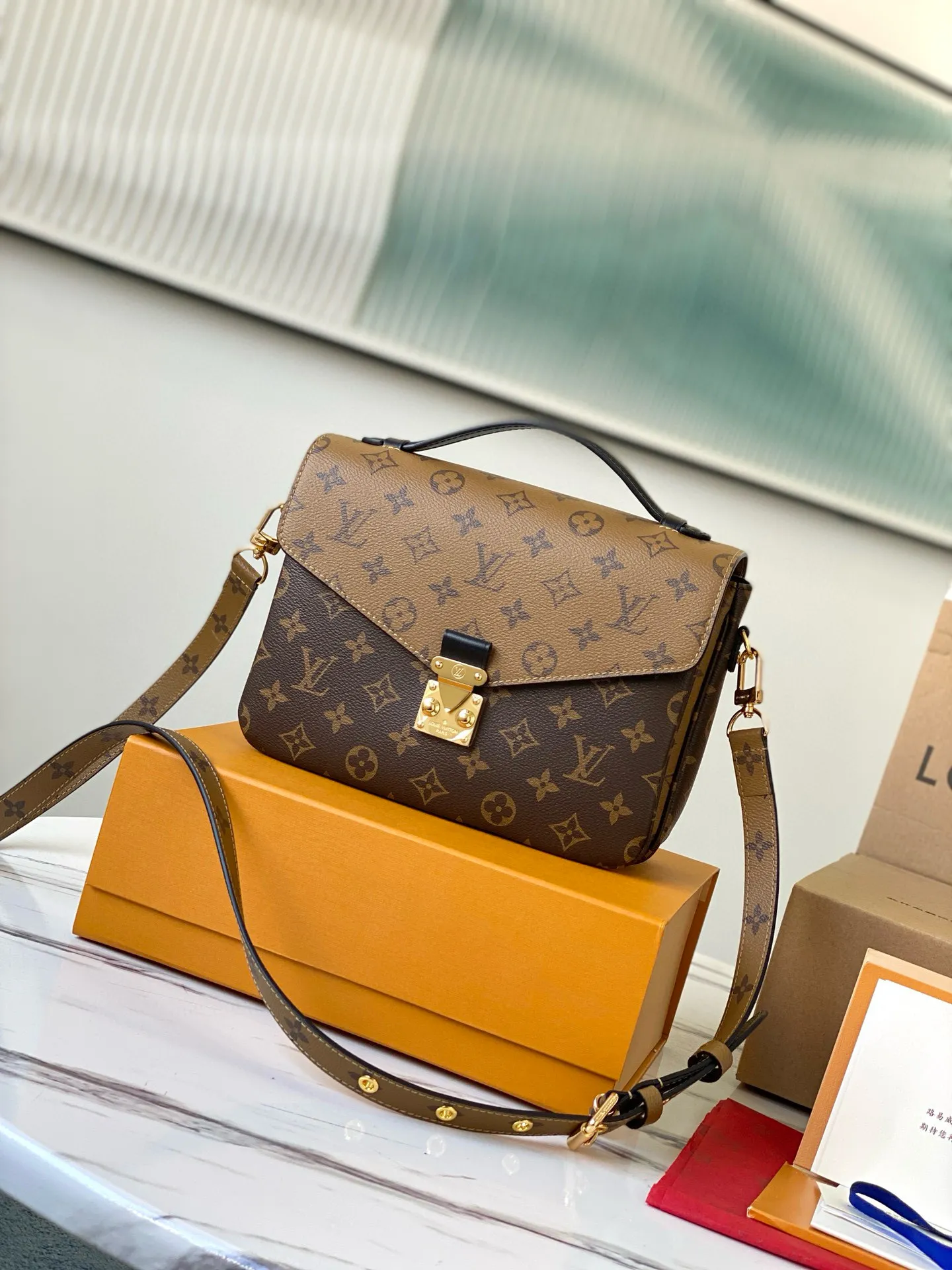 💰760 (steel lock) top original single M44876 M41465 yellow flower Metis classic postman has a charm that makes many girls fall in love with it. The overall compact shape of the handbag exudes an elegant atmosphere. It has a shrinkable leather handle, which is stylish enough even when held in the hand. The shoulder strap can be detached to adjust the length. It is also quite classy when carried out on the street and at work. If you like to mix and match casually, Metis can also meet your preferences.  Size:25 x 19 x 9 cm