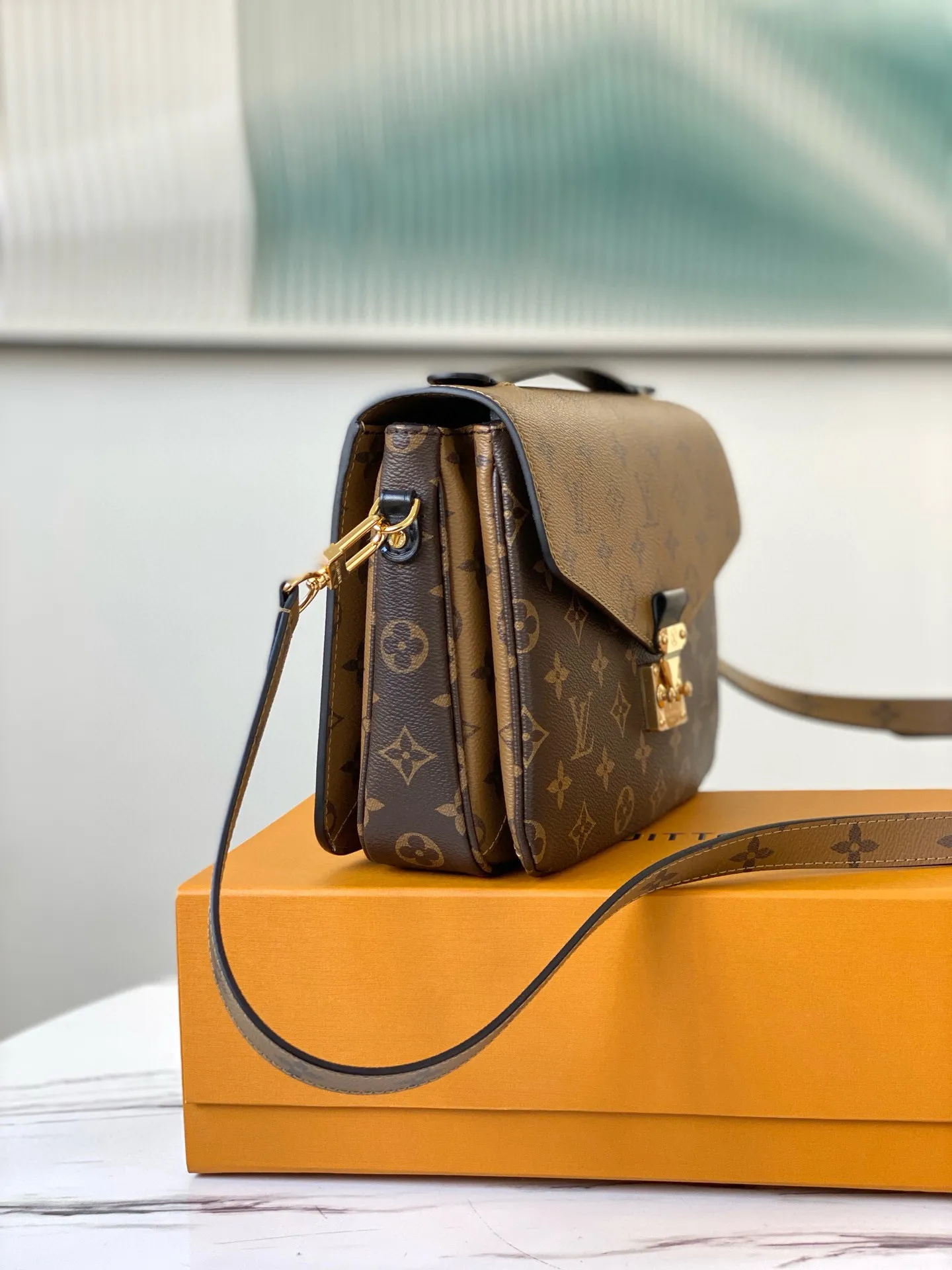 💰760 (steel lock) top original single M44876 M41465 yellow flower Metis classic postman has a charm that makes many girls fall in love with it. The overall compact shape of the handbag exudes an elegant atmosphere. It has a shrinkable leather handle, which is stylish enough even when held in the hand. The shoulder strap can be detached to adjust the length. It is also quite classy when carried out on the street and at work. If you like to mix and match casually, Metis can also meet your preferences.  Size:25 x 19 x 9 cm