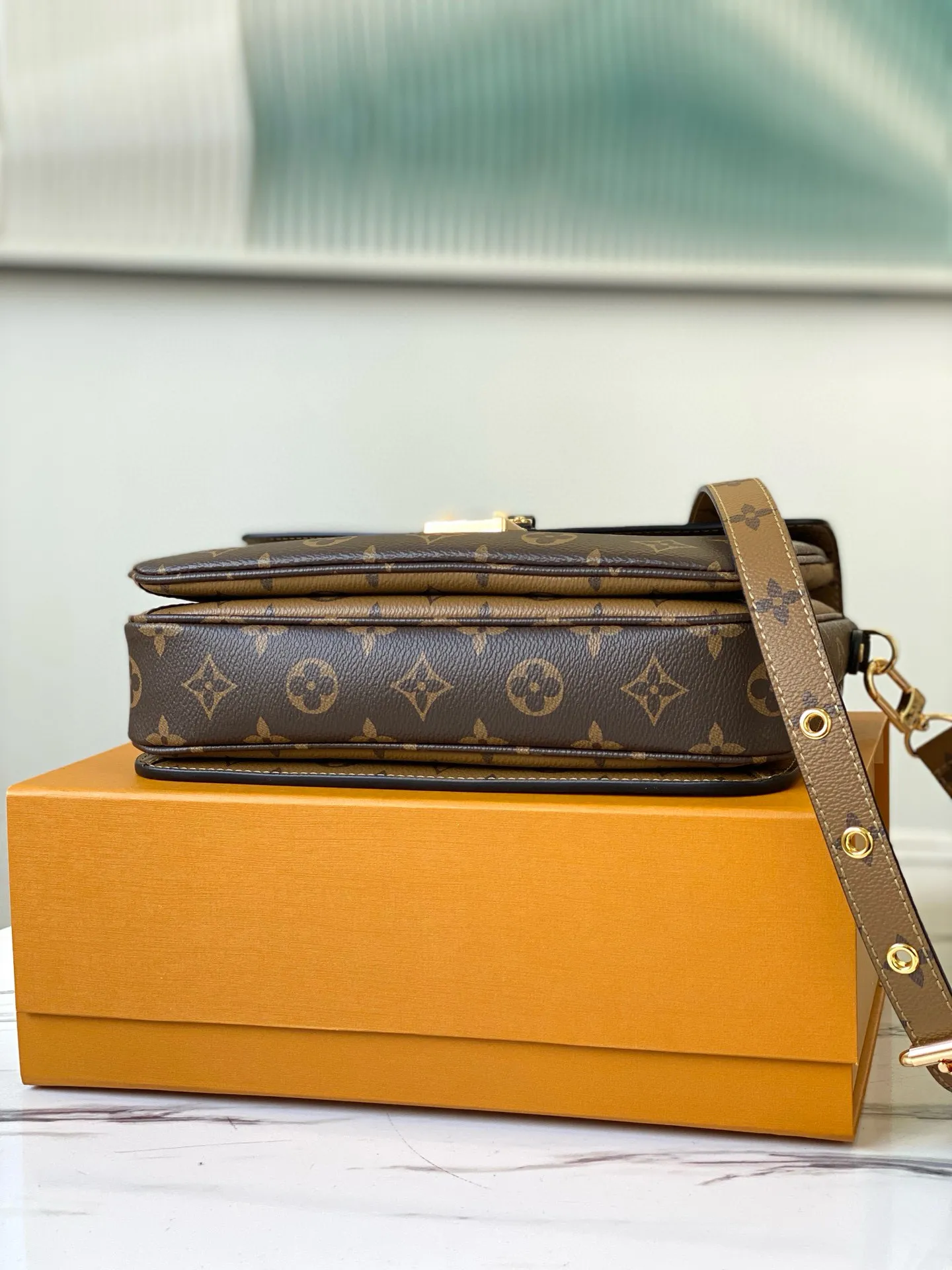 💰760 (steel lock) top original single M44876 M41465 yellow flower Metis classic postman has a charm that makes many girls fall in love with it. The overall compact shape of the handbag exudes an elegant atmosphere. It has a shrinkable leather handle, which is stylish enough even when held in the hand. The shoulder strap can be detached to adjust the length. It is also quite classy when carried out on the street and at work. If you like to mix and match casually, Metis can also meet your preferences.  Size:25 x 19 x 9 cm
