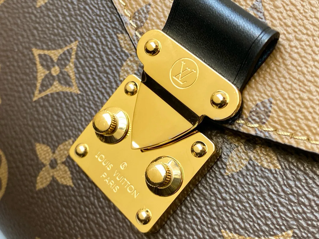 💰760 (steel lock) top original single M44876 M41465 yellow flower Metis classic postman has a charm that makes many girls fall in love with it. The overall compact shape of the handbag exudes an elegant atmosphere. It has a shrinkable leather handle, which is stylish enough even when held in the hand. The shoulder strap can be detached to adjust the length. It is also quite classy when carried out on the street and at work. If you like to mix and match casually, Metis can also meet your preferences.  Size:25 x 19 x 9 cm