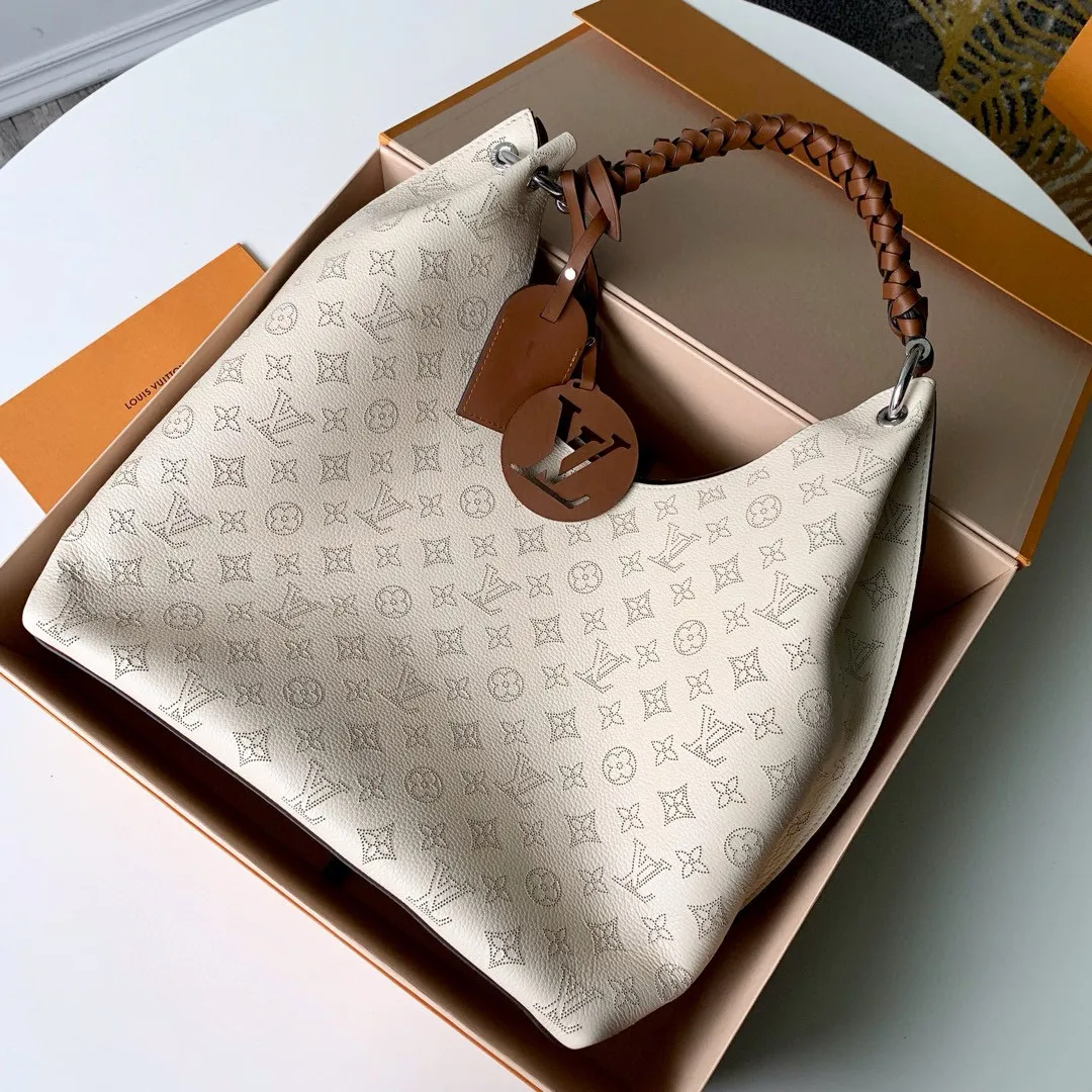 💰1220 (top layer leather) top-quality original actual photos M53188 off-white This bag is made of imported granular Taurillon calfskin! Its fashionable silhouette is very youthful. The full leather punched braided wrist double tag women's shoulder bag oo [handshake] [handshake] is particularly beautiful when casually slung over the shoulder. The oversized shiny palladium copper twist lock closure adds an avant-garde touch. Size: 35x40x17cm!