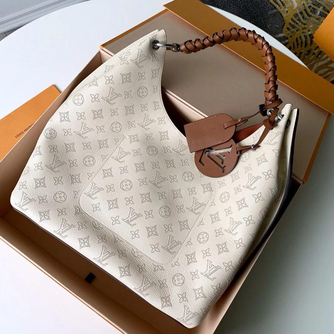 💰1220 (top layer leather) top-quality original actual photos M53188 off-white This bag is made of imported granular Taurillon calfskin! Its fashionable silhouette is very youthful. The full leather punched braided wrist double tag women's shoulder bag oo [handshake] [handshake] is particularly beautiful when casually slung over the shoulder. The oversized shiny palladium copper twist lock closure adds an avant-garde touch. Size: 35x40x17cm!
