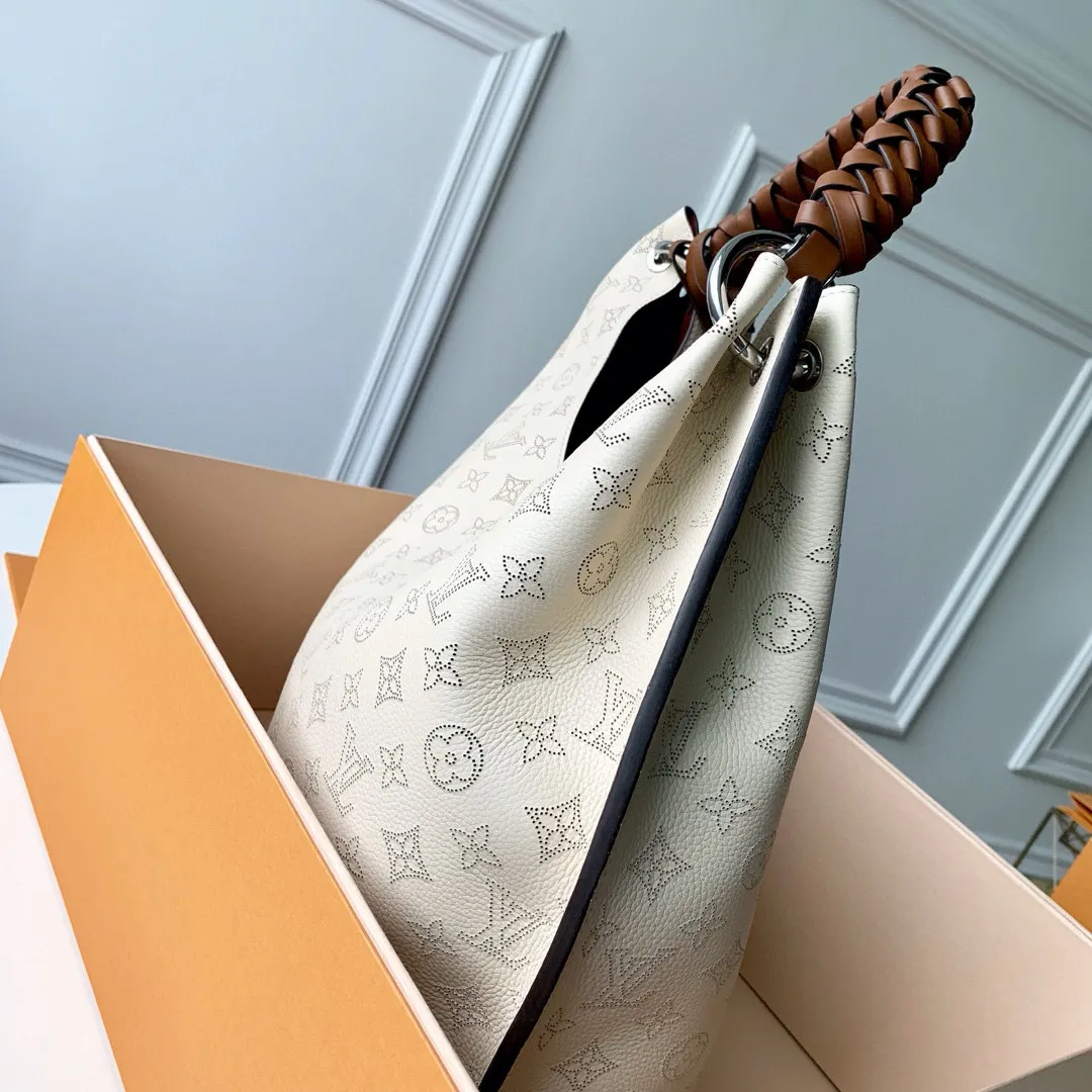 💰1220 (top layer leather) top-quality original actual photos M53188 off-white This bag is made of imported granular Taurillon calfskin! Its fashionable silhouette is very youthful. The full leather punched braided wrist double tag women's shoulder bag oo [handshake] [handshake] is particularly beautiful when casually slung over the shoulder. The oversized shiny palladium copper twist lock closure adds an avant-garde touch. Size: 35x40x17cm!