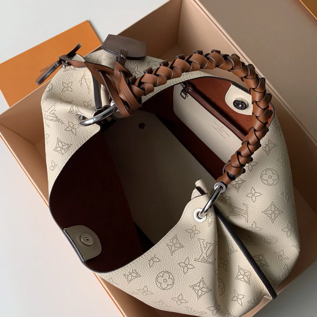 💰1220 (top layer leather) top-quality original actual photos M53188 off-white This bag is made of imported granular Taurillon calfskin! Its fashionable silhouette is very youthful. The full leather punched braided wrist double tag women's shoulder bag oo [handshake] [handshake] is particularly beautiful when casually slung over the shoulder. The oversized shiny palladium copper twist lock closure adds an avant-garde touch. Size: 35x40x17cm!
