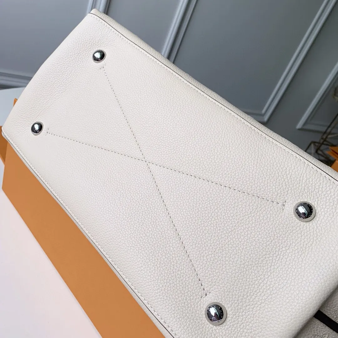 💰1220 (top layer leather) top-quality original actual photos M53188 off-white This bag is made of imported granular Taurillon calfskin! Its fashionable silhouette is very youthful. The full leather punched braided wrist double tag women's shoulder bag oo [handshake] [handshake] is particularly beautiful when casually slung over the shoulder. The oversized shiny palladium copper twist lock closure adds an avant-garde touch. Size: 35x40x17cm!