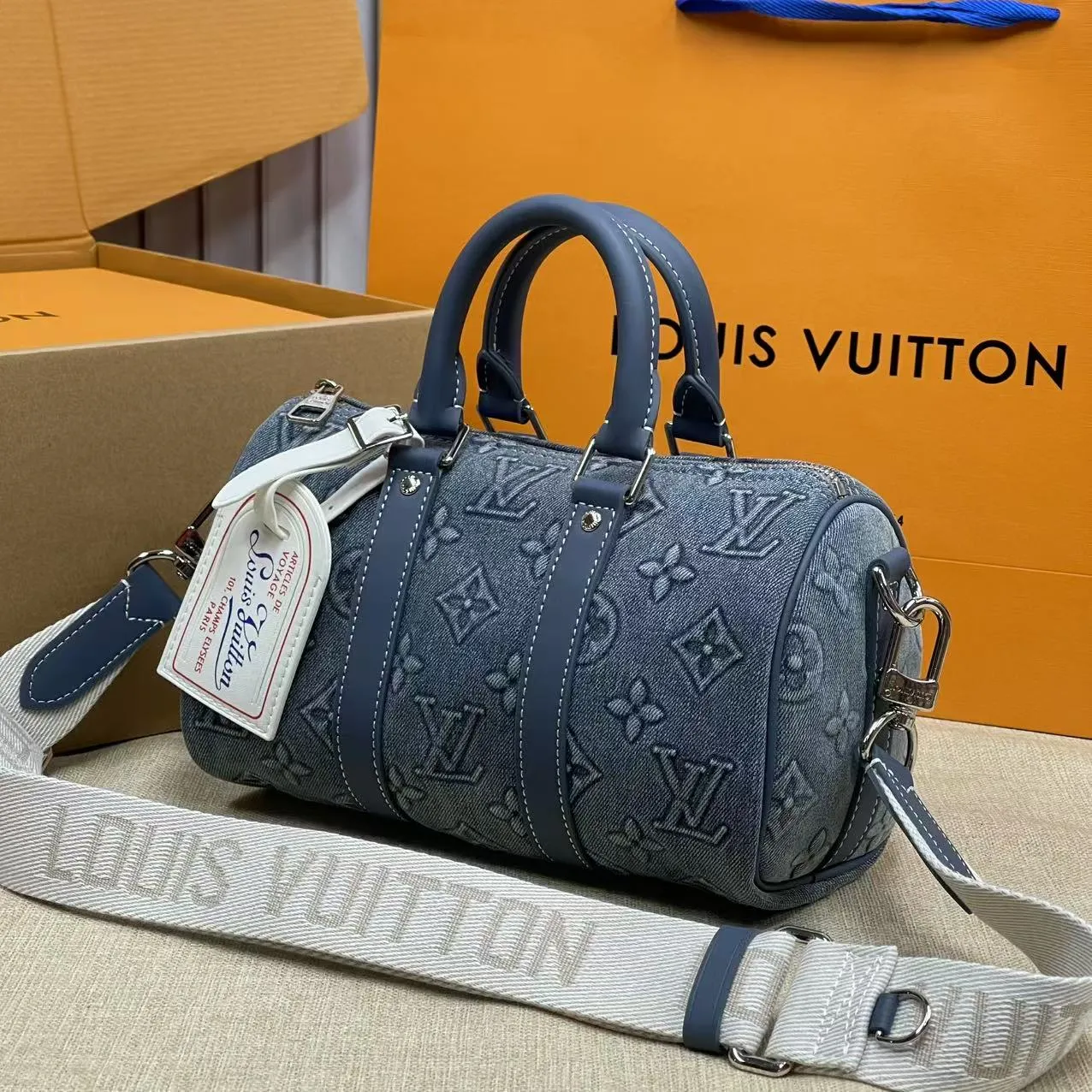 [Upgraded version] P660¥🌺Upgraded version·High quality·With complete packaging·LV Louis Vuitton Keepall Bandoulière 25-hand M22762 Monogram Washed Demin canvas has a vintage texture, using embossing and hand-painting techniques to outline the Monogram pattern, as if it were a faded denim that has been baptized by time. It is paired with a retro-style nameplate and a detachable and adjustable shoulder strap. Size: 25*15*11Cm