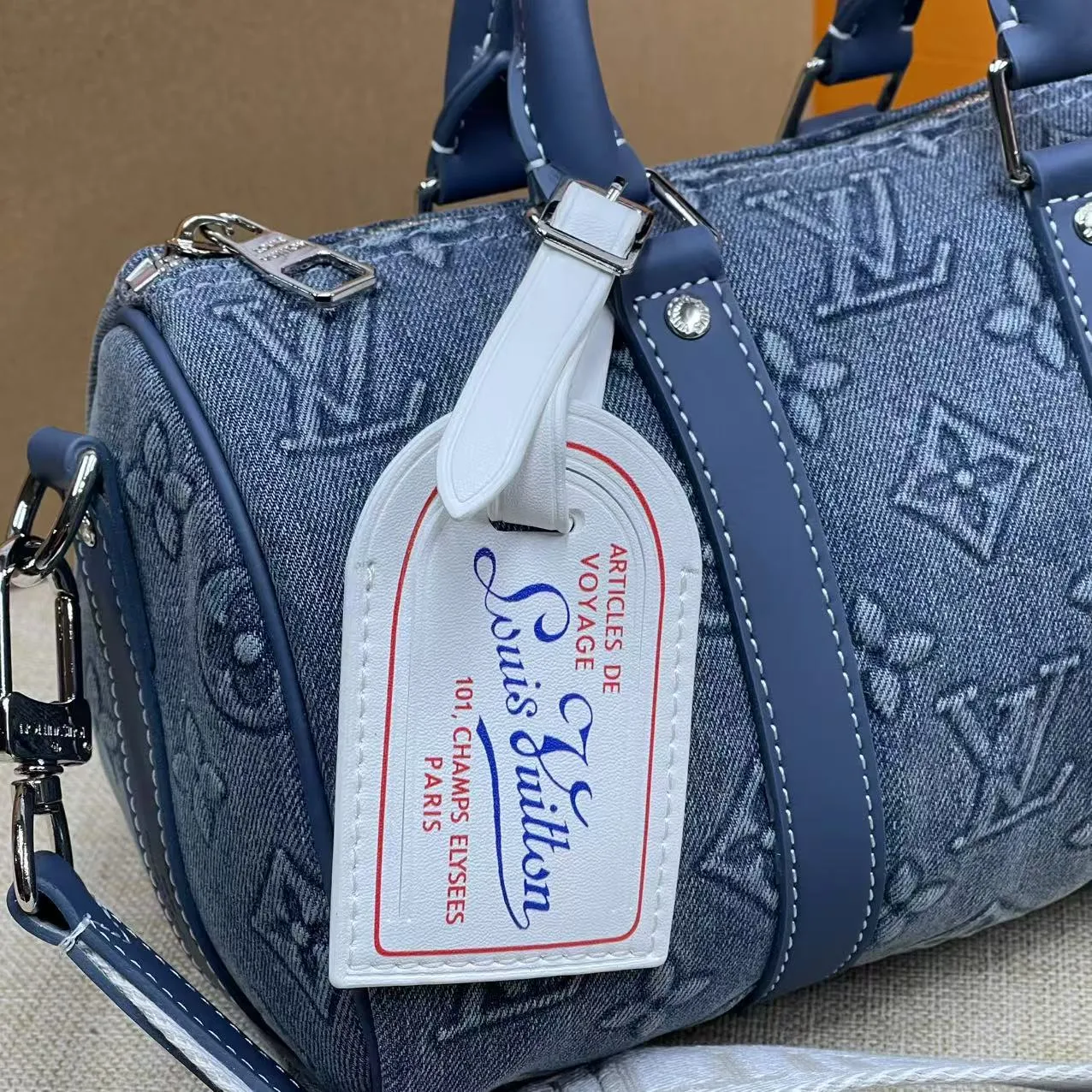 [Upgraded version] P660¥🌺Upgraded version·High quality·With complete packaging·LV Louis Vuitton Keepall Bandoulière 25-hand M22762 Monogram Washed Demin canvas has a vintage texture, using embossing and hand-painting techniques to outline the Monogram pattern, as if it were a faded denim that has been baptized by time. It is paired with a retro-style nameplate and a detachable and adjustable shoulder strap. Size: 25*15*11Cm