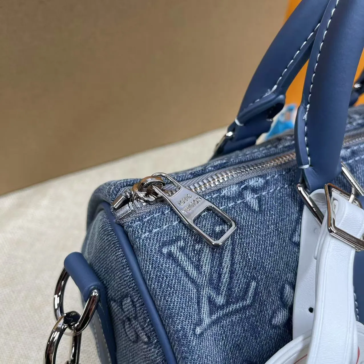 [Upgraded version] P660¥🌺Upgraded version·High quality·With complete packaging·LV Louis Vuitton Keepall Bandoulière 25-hand M22762 Monogram Washed Demin canvas has a vintage texture, using embossing and hand-painting techniques to outline the Monogram pattern, as if it were a faded denim that has been baptized by time. It is paired with a retro-style nameplate and a detachable and adjustable shoulder strap. Size: 25*15*11Cm