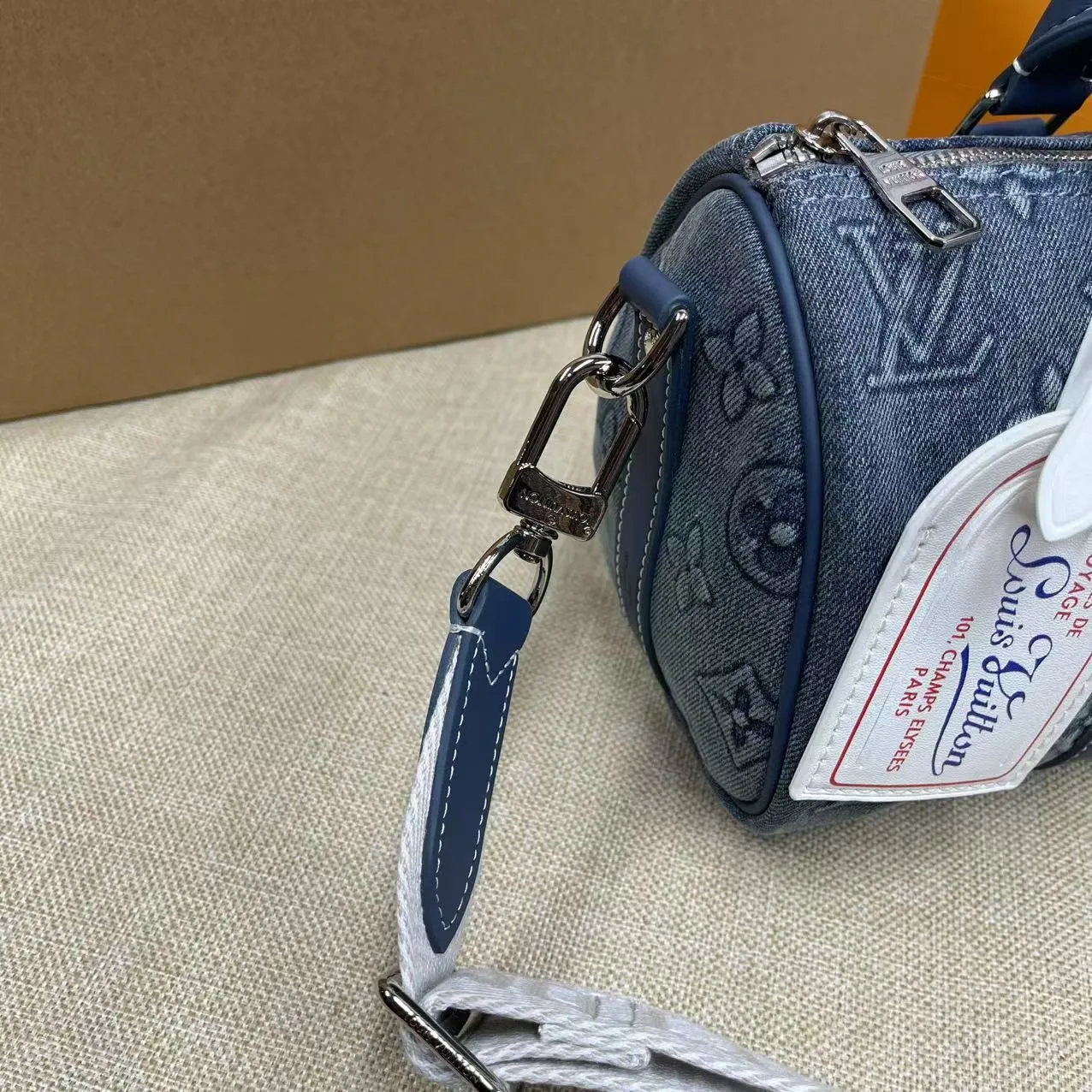 [Upgraded version] P660¥🌺Upgraded version·High quality·With complete packaging·LV Louis Vuitton Keepall Bandoulière 25-hand M22762 Monogram Washed Demin canvas has a vintage texture, using embossing and hand-painting techniques to outline the Monogram pattern, as if it were a faded denim that has been baptized by time. It is paired with a retro-style nameplate and a detachable and adjustable shoulder strap. Size: 25*15*11Cm