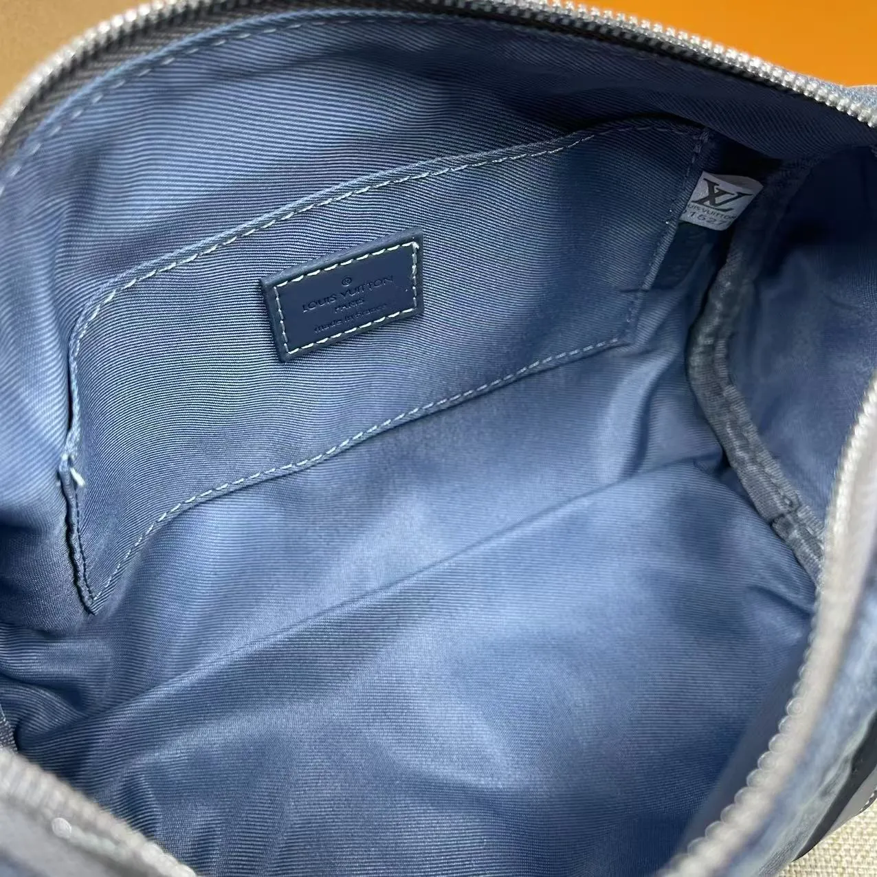 [Upgraded version] P660¥🌺Upgraded version·High quality·With complete packaging·LV Louis Vuitton Keepall Bandoulière 25-hand M22762 Monogram Washed Demin canvas has a vintage texture, using embossing and hand-painting techniques to outline the Monogram pattern, as if it were a faded denim that has been baptized by time. It is paired with a retro-style nameplate and a detachable and adjustable shoulder strap. Size: 25*15*11Cm