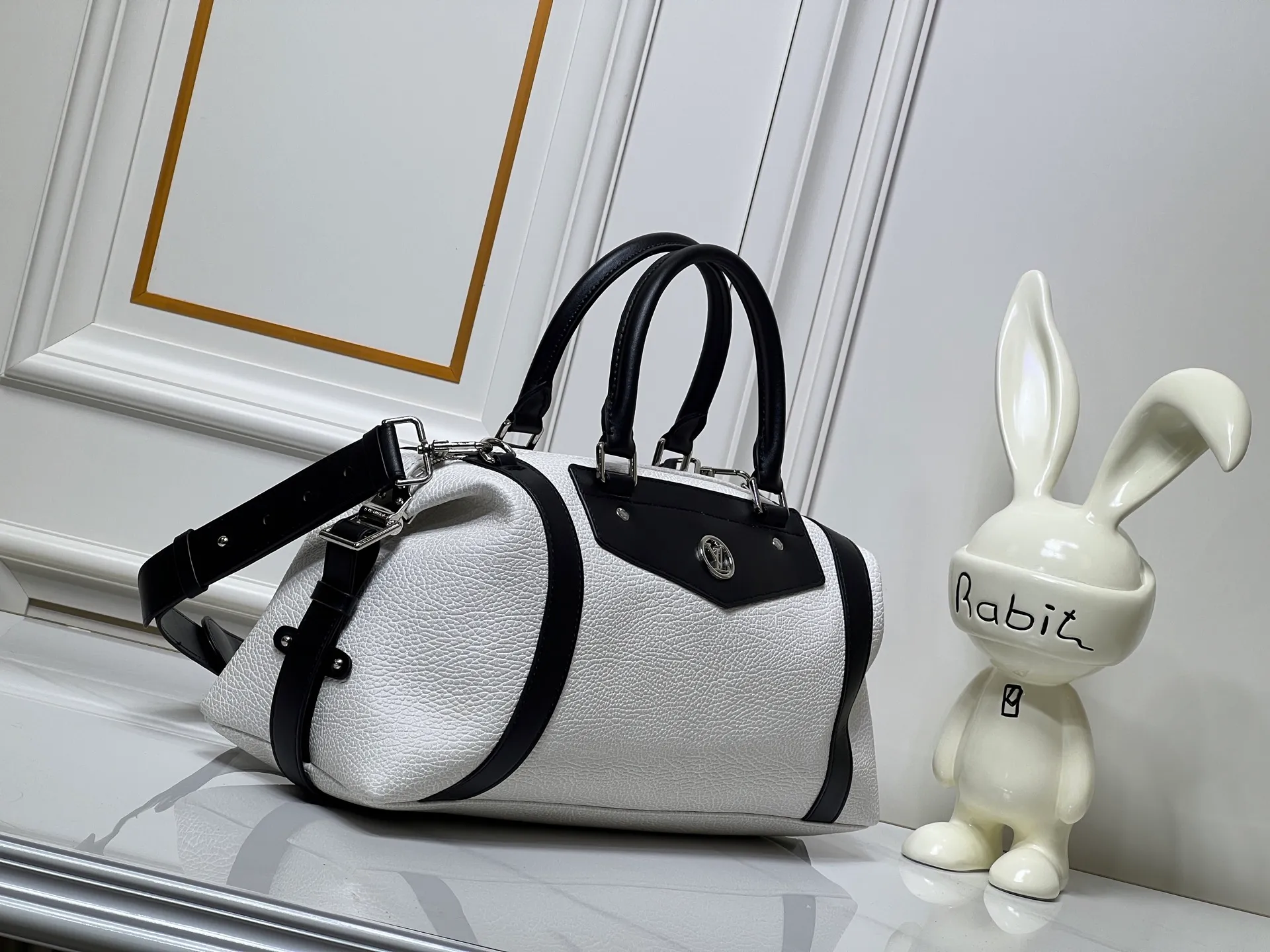 Batch 340💰M25557 M25561 M25561 M25566 Dark Gray M14702 Medium This Nano LV Rider handbag is from the 2025 spring and summer series. It combines pixelated grain sheep leather with smooth cow leather elements, and then uses the LV Circle logo to accentuate the elegant panels. The foldable configuration makes it easy to store in a suitcase, and the modern design adds a rock-n-roll edge to any look. Dimensions: 15 × 15 × 38 cm (H x W x L) Sheep leather Cow leather trim Textile lining Metal hardware Zipper closure Side slip straps Internal pocket Holds a 6.7-inch smartphone, Romy card holder and lipstick Shoulder strap: removable, adjustable Half-length strap: 30.0 cm Half-length strap adjustable to: 45.0 cm Handle: Double handle
