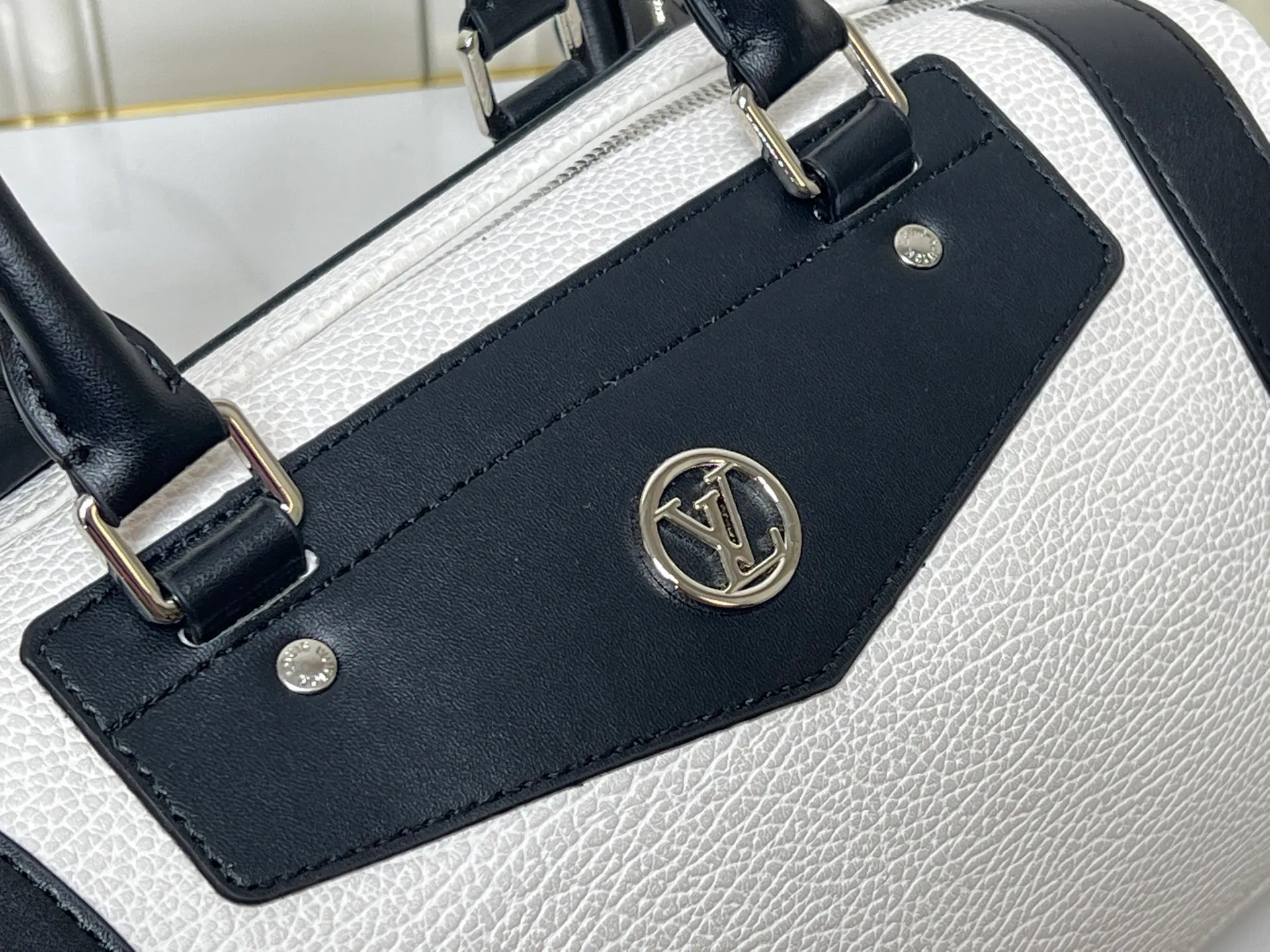 Batch 340💰M25557 M25561 M25561 M25566 Dark Gray M14702 Medium This Nano LV Rider handbag is from the 2025 spring and summer series. It combines pixelated grain sheep leather with smooth cow leather elements, and then uses the LV Circle logo to accentuate the elegant panels. The foldable configuration makes it easy to store in a suitcase, and the modern design adds a rock-n-roll edge to any look. Dimensions: 15 × 15 × 38 cm (H x W x L) Sheep leather Cow leather trim Textile lining Metal hardware Zipper closure Side slip straps Internal pocket Holds a 6.7-inch smartphone, Romy card holder and lipstick Shoulder strap: removable, adjustable Half-length strap: 30.0 cm Half-length strap adjustable to: 45.0 cm Handle: Double handle