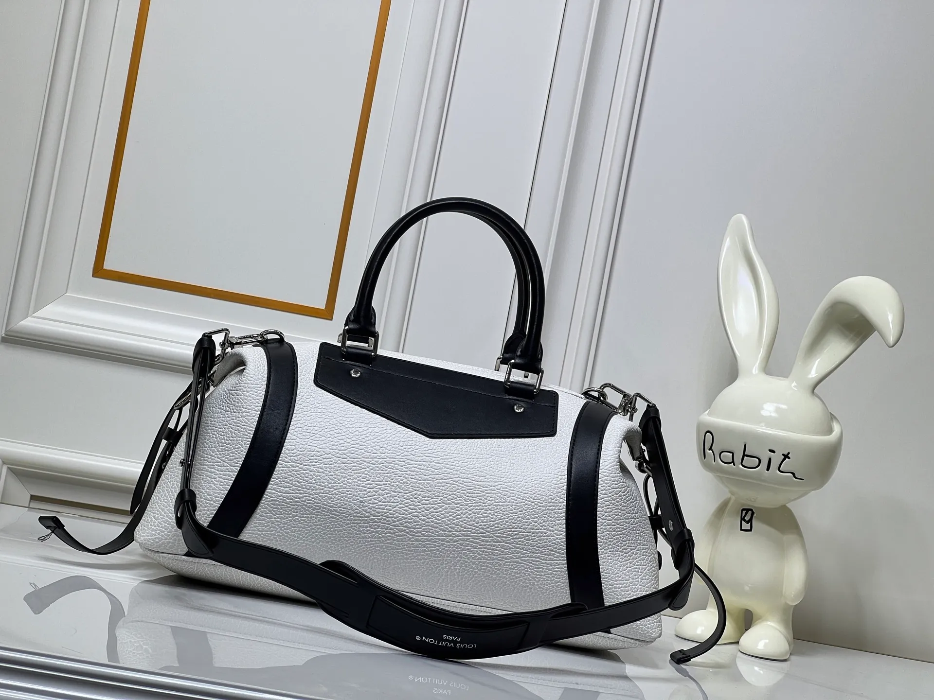 Batch 340💰M25557 M25561 M25561 M25566 Dark Gray M14702 Medium This Nano LV Rider handbag is from the 2025 spring and summer series. It combines pixelated grain sheep leather with smooth cow leather elements, and then uses the LV Circle logo to accentuate the elegant panels. The foldable configuration makes it easy to store in a suitcase, and the modern design adds a rock-n-roll edge to any look. Dimensions: 15 × 15 × 38 cm (H x W x L) Sheep leather Cow leather trim Textile lining Metal hardware Zipper closure Side slip straps Internal pocket Holds a 6.7-inch smartphone, Romy card holder and lipstick Shoulder strap: removable, adjustable Half-length strap: 30.0 cm Half-length strap adjustable to: 45.0 cm Handle: Double handle