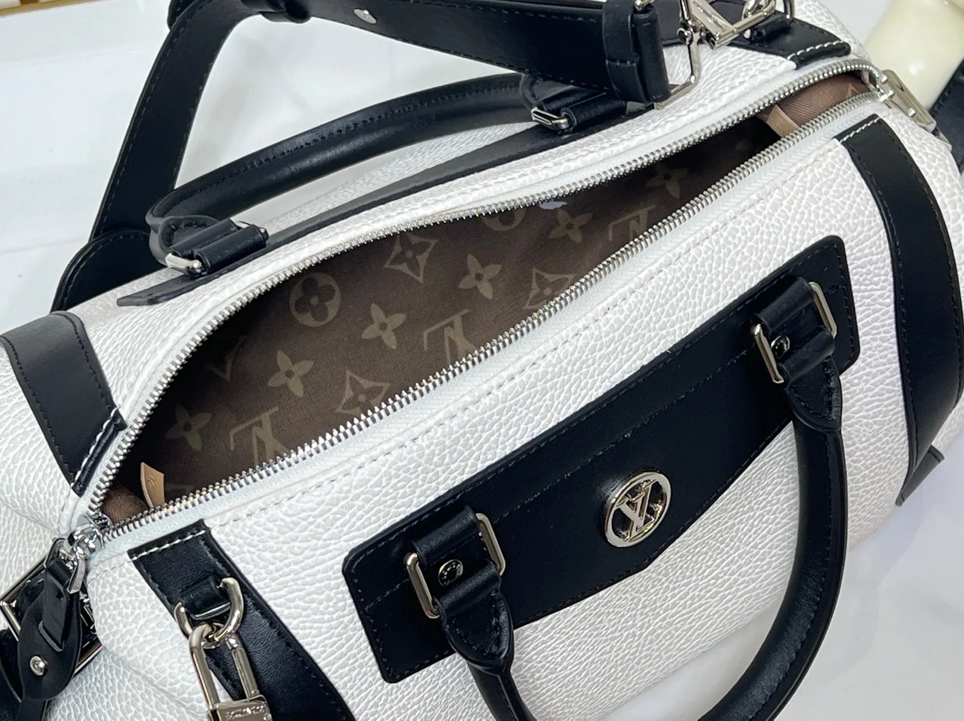 Batch 340💰M25557 M25561 M25561 M25566 Dark Gray M14702 Medium This Nano LV Rider handbag is from the 2025 spring and summer series. It combines pixelated grain sheep leather with smooth cow leather elements, and then uses the LV Circle logo to accentuate the elegant panels. The foldable configuration makes it easy to store in a suitcase, and the modern design adds a rock-n-roll edge to any look. Dimensions: 15 × 15 × 38 cm (H x W x L) Sheep leather Cow leather trim Textile lining Metal hardware Zipper closure Side slip straps Internal pocket Holds a 6.7-inch smartphone, Romy card holder and lipstick Shoulder strap: removable, adjustable Half-length strap: 30.0 cm Half-length strap adjustable to: 45.0 cm Handle: Double handle