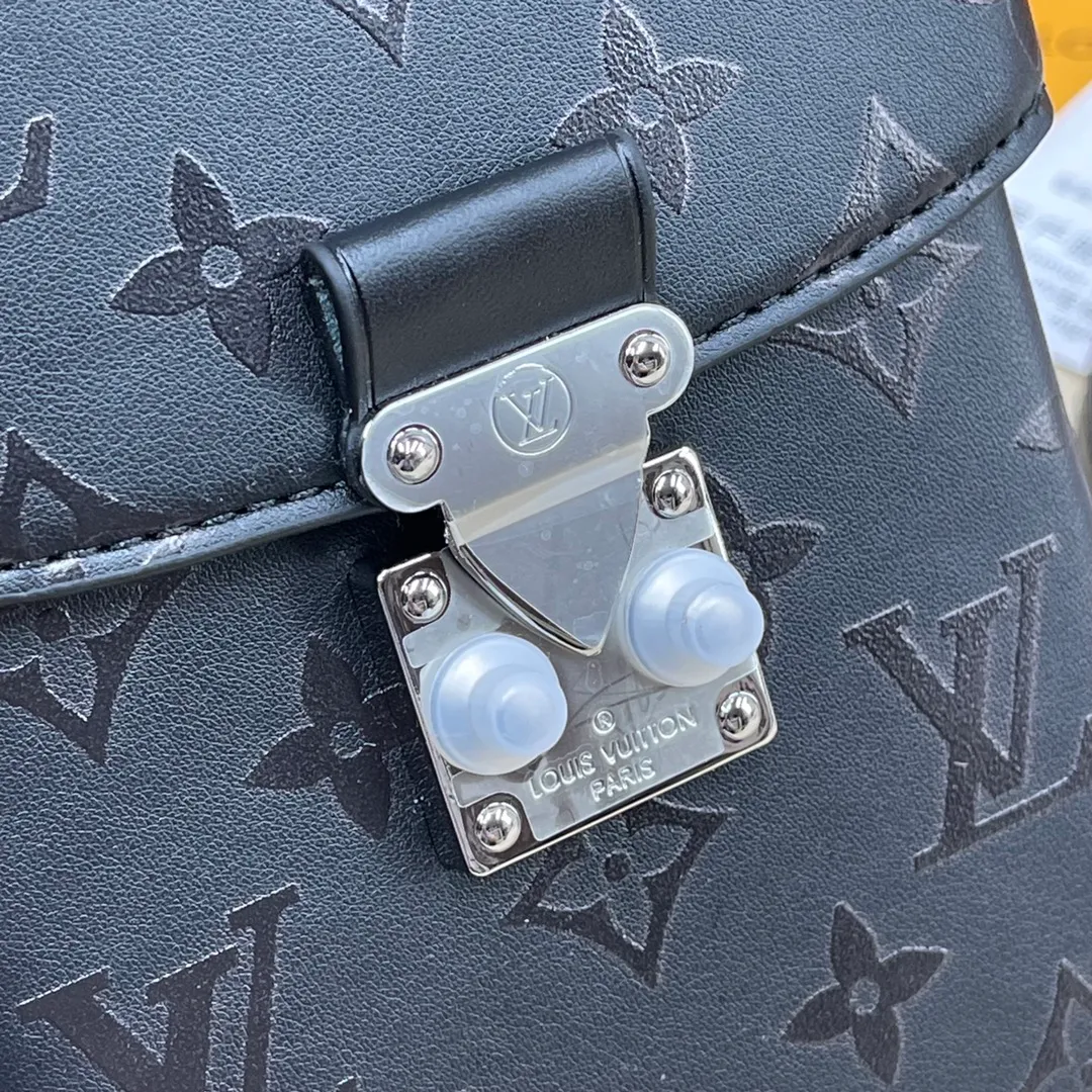 [Upgraded version] P560💰Upgraded version model M11269 comes with a complete set of packaging🌹Goddess are using CameraboxL family mobile phone bag, a must-have for the show! Plenty of capacity! After the strap is detached, it can be used as a handbag. The black/silver combination is super cool, versatile and fashionable, and comes with two shoulder straps! Good looks! Size 12*17
