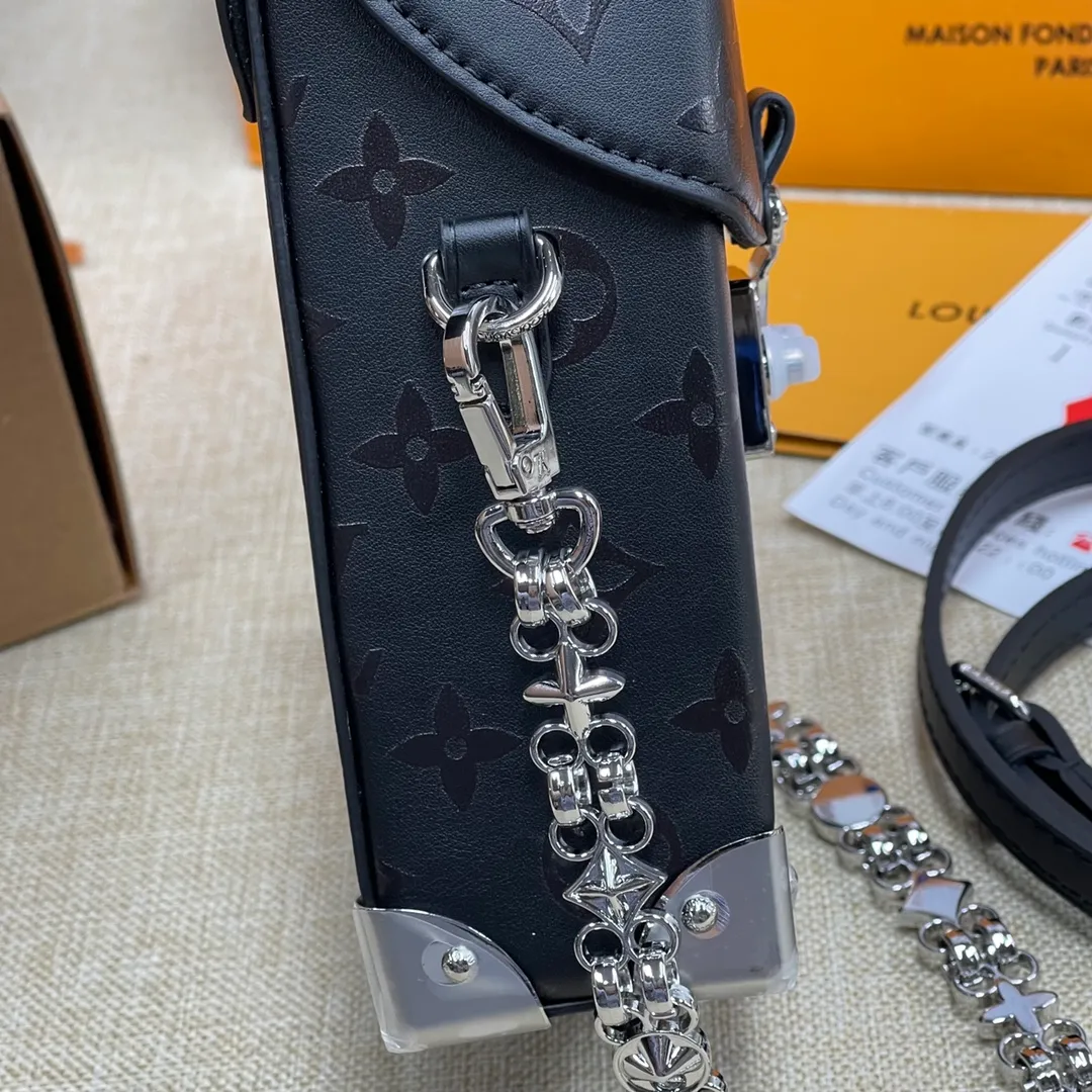 [Upgraded version] P560💰Upgraded version model M11269 comes with a complete set of packaging🌹Goddess are using CameraboxL family mobile phone bag, a must-have for the show! Plenty of capacity! After the strap is detached, it can be used as a handbag. The black/silver combination is super cool, versatile and fashionable, and comes with two shoulder straps! Good looks! Size 12*17
